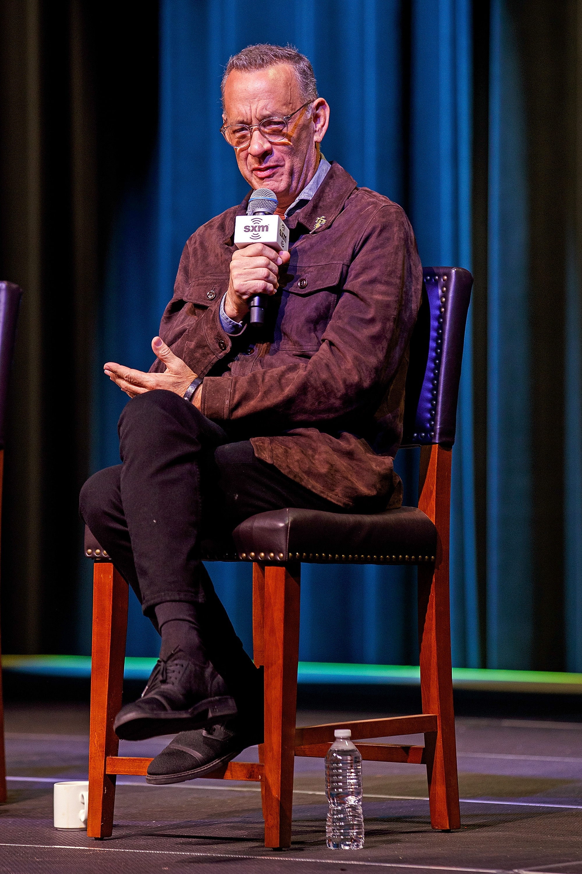 Tom Hanks spricht während der SiriusXM Town Hall Veranstaltung mit der Besetzung von