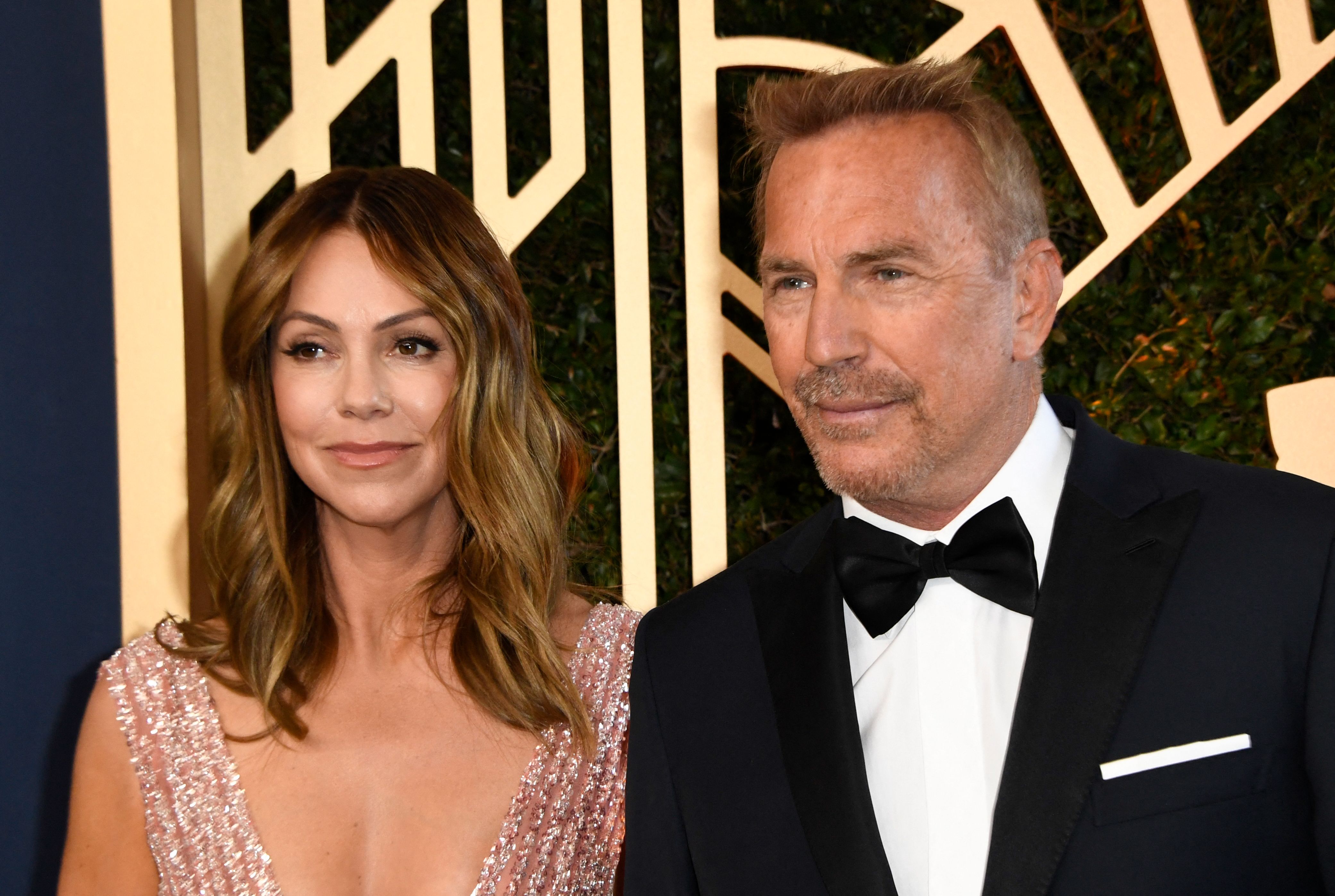 Christine Baumgartner und Kevin Costner kommen zur 28. Verleihung der Screen Actors Guild (SAG) Awards in Santa Monica, Kalifornien, am 27. Februar 2022. | Quelle: Getty Images