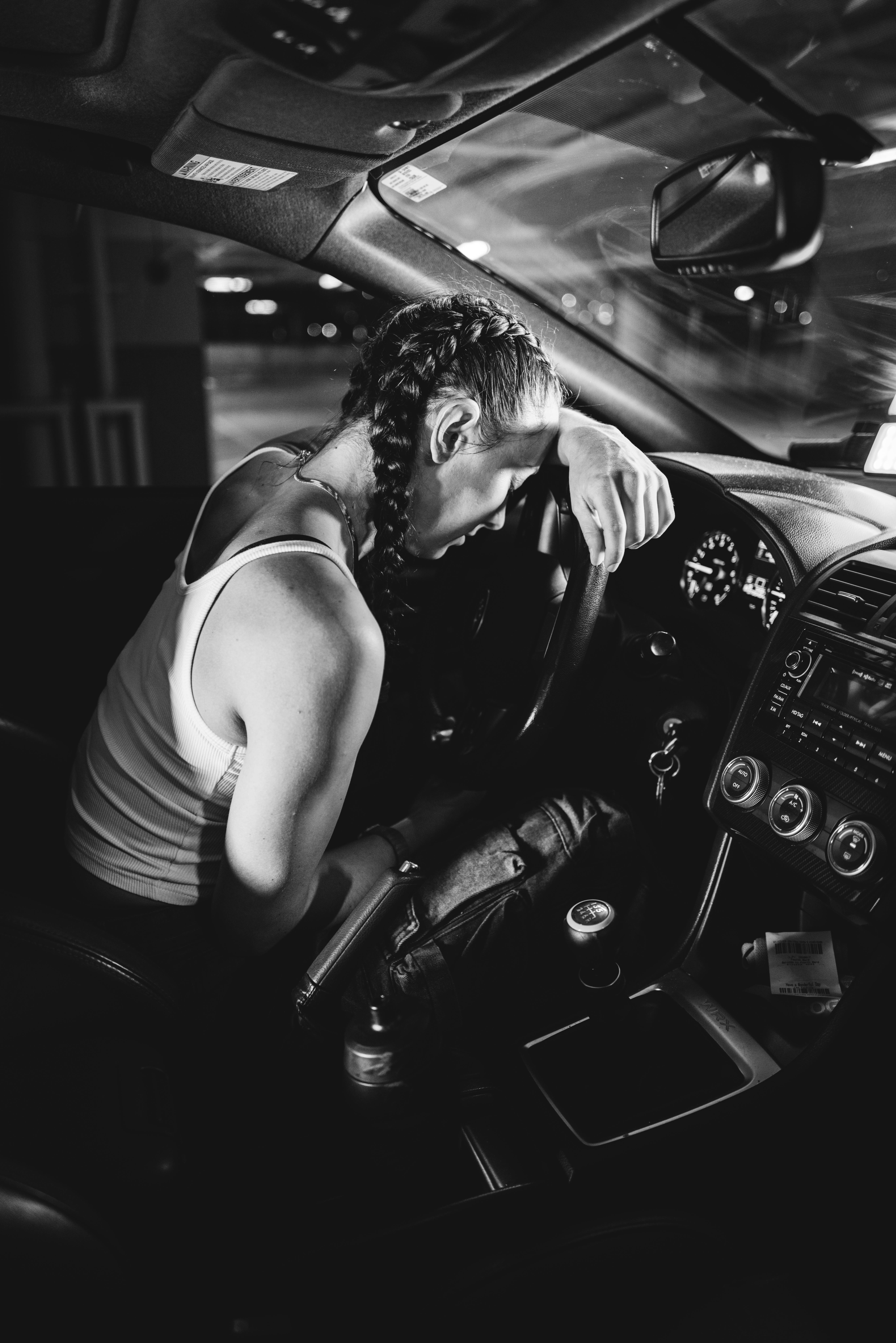 Eine gestresste Frau, die in einem Auto sitzt | Quelle: Pexels