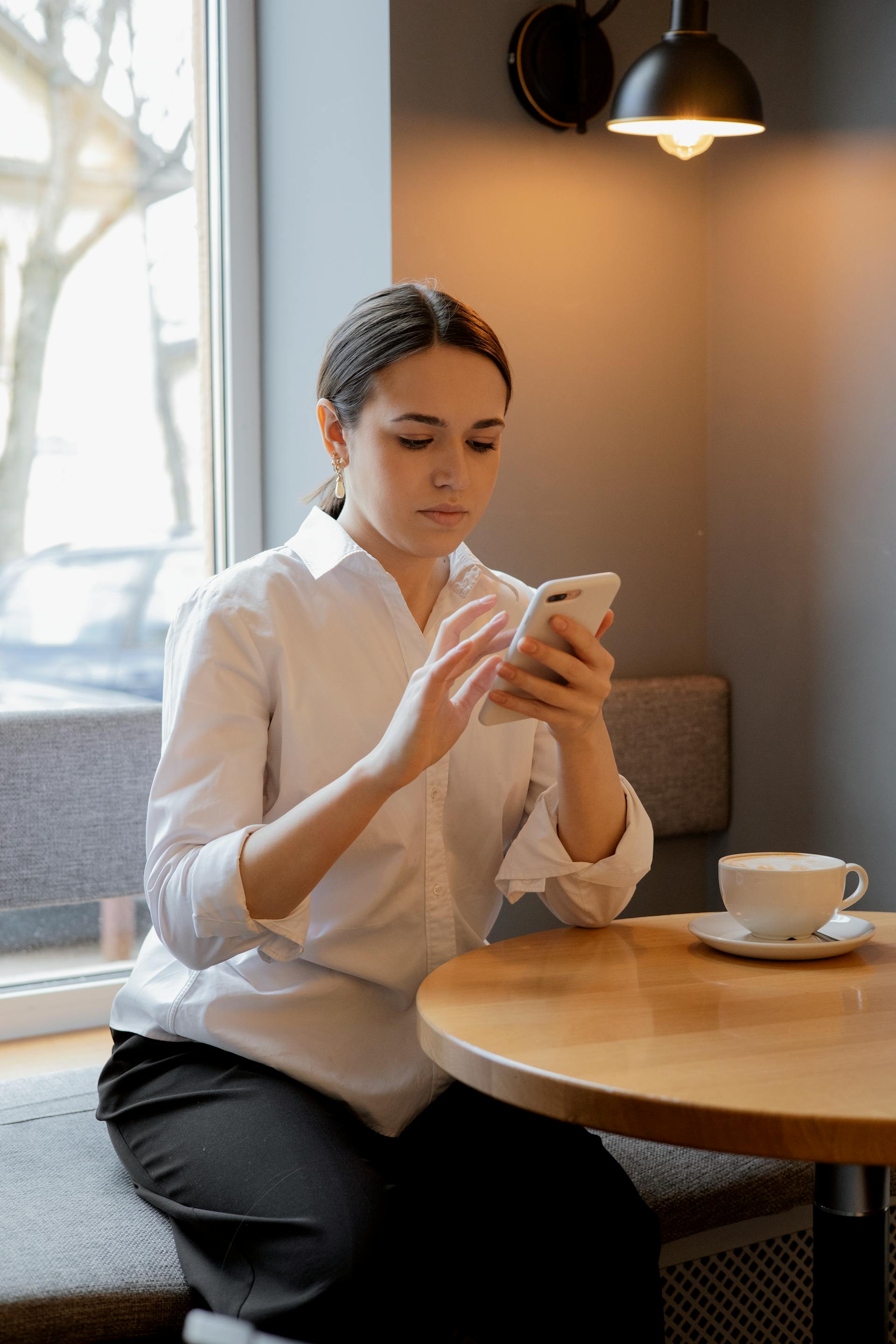 Eine Frau an ihrem Telefon | Quelle: Pexels