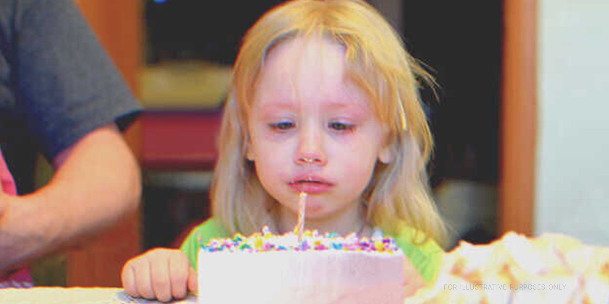 Ein Mädchen mit einem Geburtstagskuchen | Quelle: Shutterstock