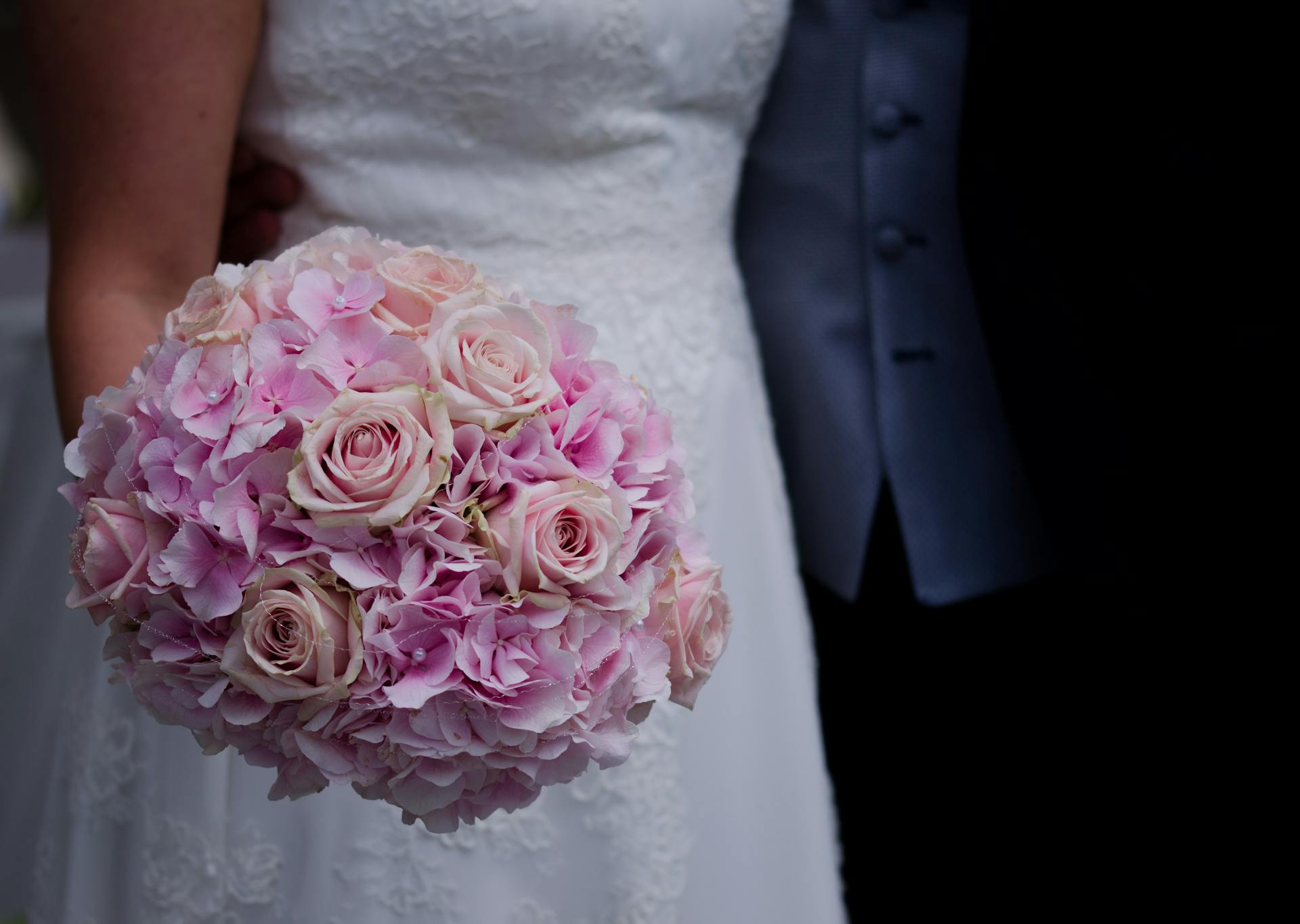 Eine Braut mit Blumen in der Hand | Quelle: Pexels