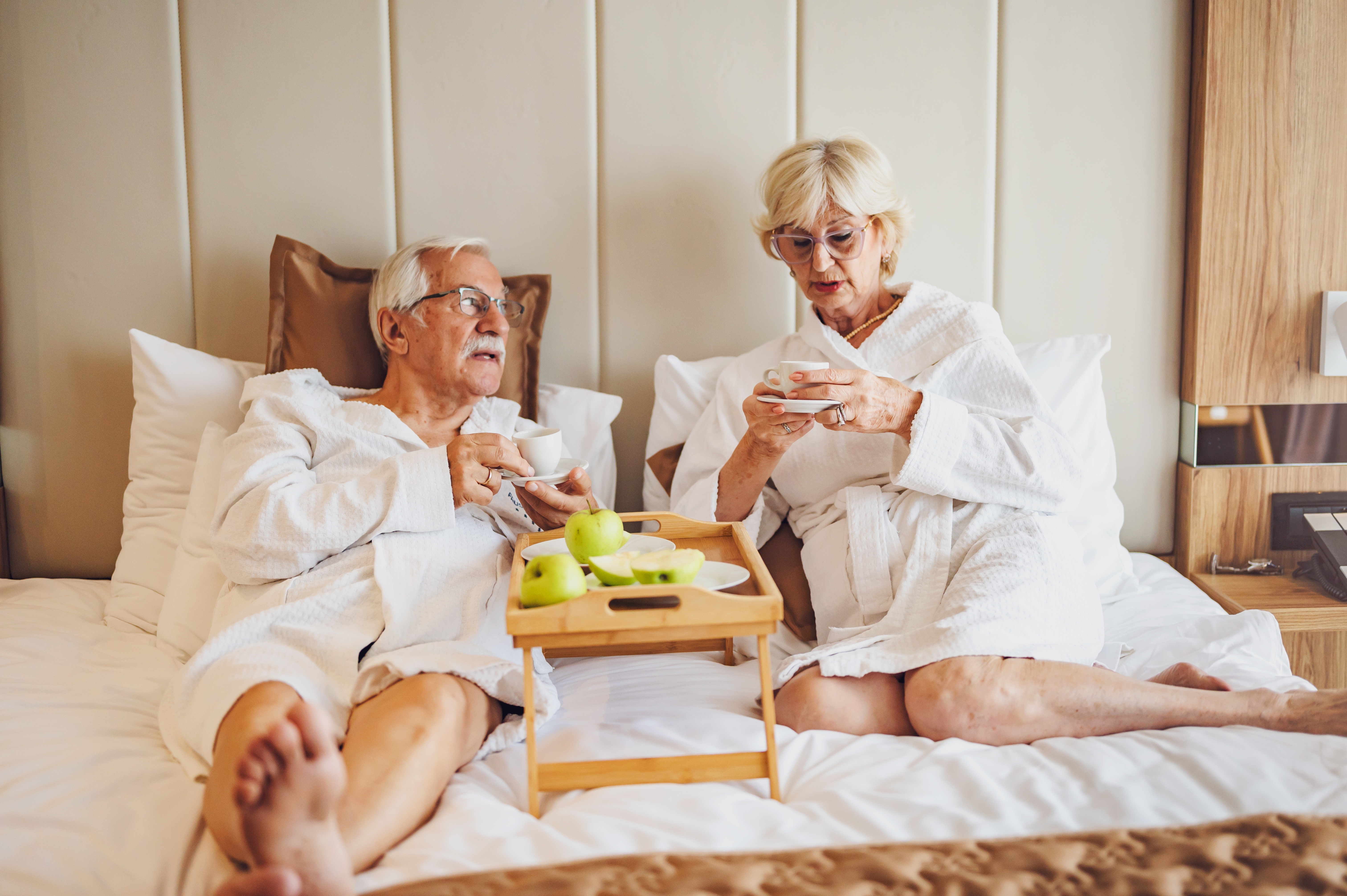 Ein älteres Paar trinkt Kaffee in einem Hotelzimmer | Quelle: Shutterstock