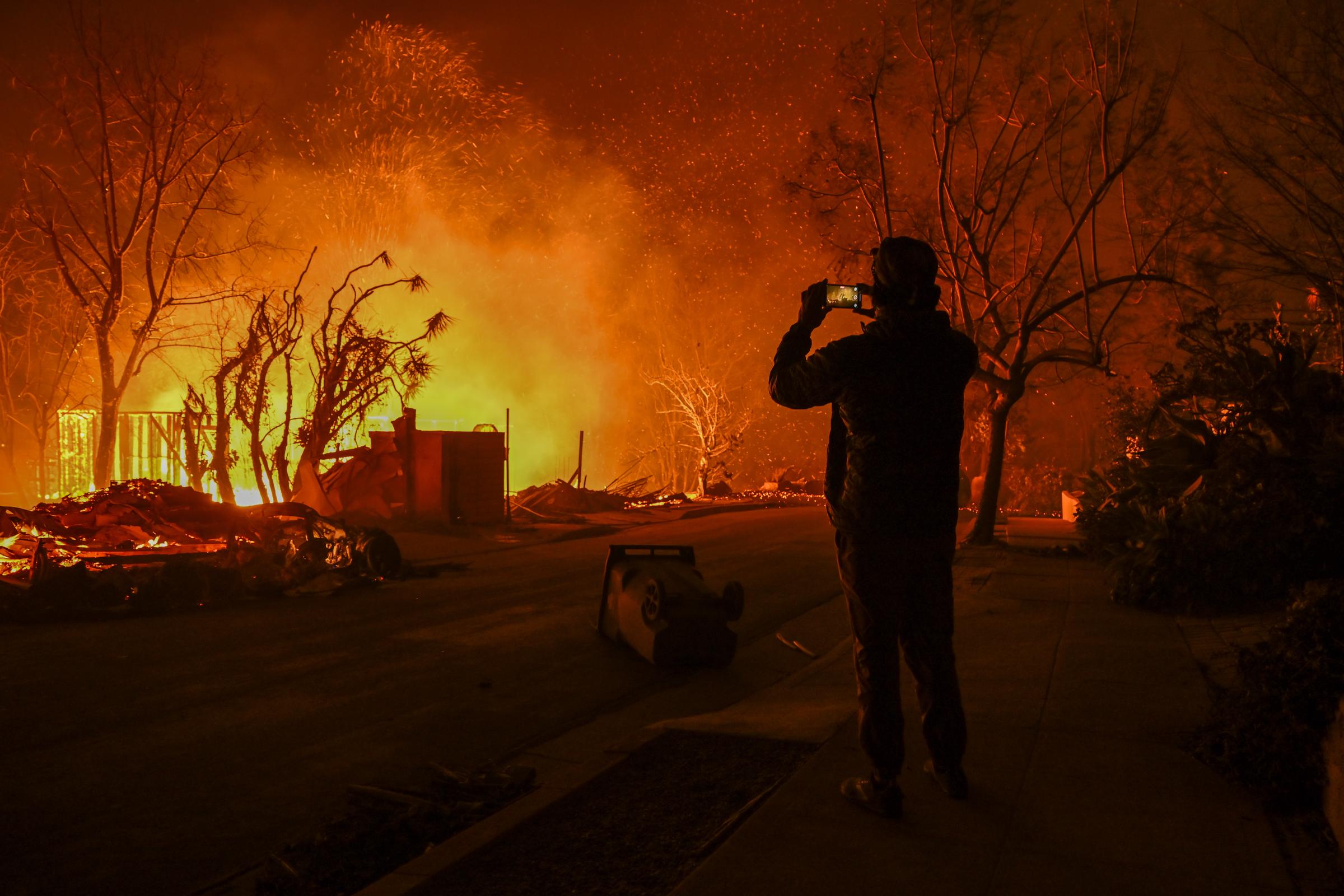 Ein Zivilist nimmt die Zerstörung eines Waldbrandes in Pacific Palisades, Kalifornien, am 8. Januar 2025 auf. | Quelle: Getty Images