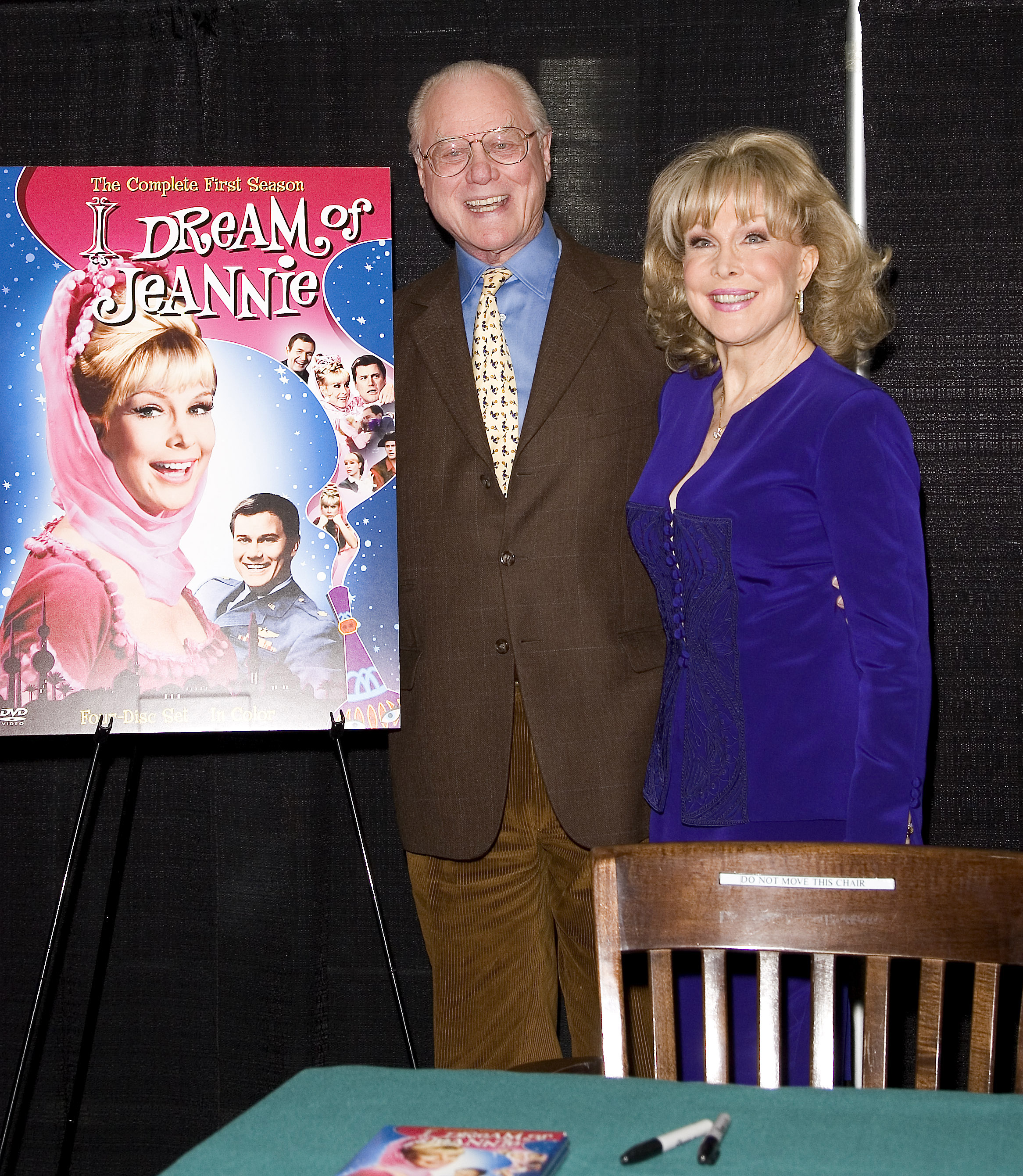 Larry Hagman und Barbara Eden signieren "I Dream of Jeannie" DVDs am 15. März 2005 bei Barnes &amp; Noble in New York City. | Quelle: Getty Images