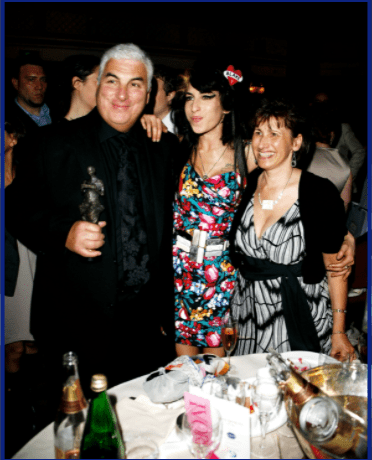 Amy Winehouse, ihr Vater Mitch und ihre Mutter Janis posieren mit Amys Award für den besten Song musikalisch und textlich für "Love Is A Losing Game" bei den 53. Ivor Novello Awards im Grosvenor House Hotel am 22. Mai 2008 in London, England. | Quelle: Getty Images