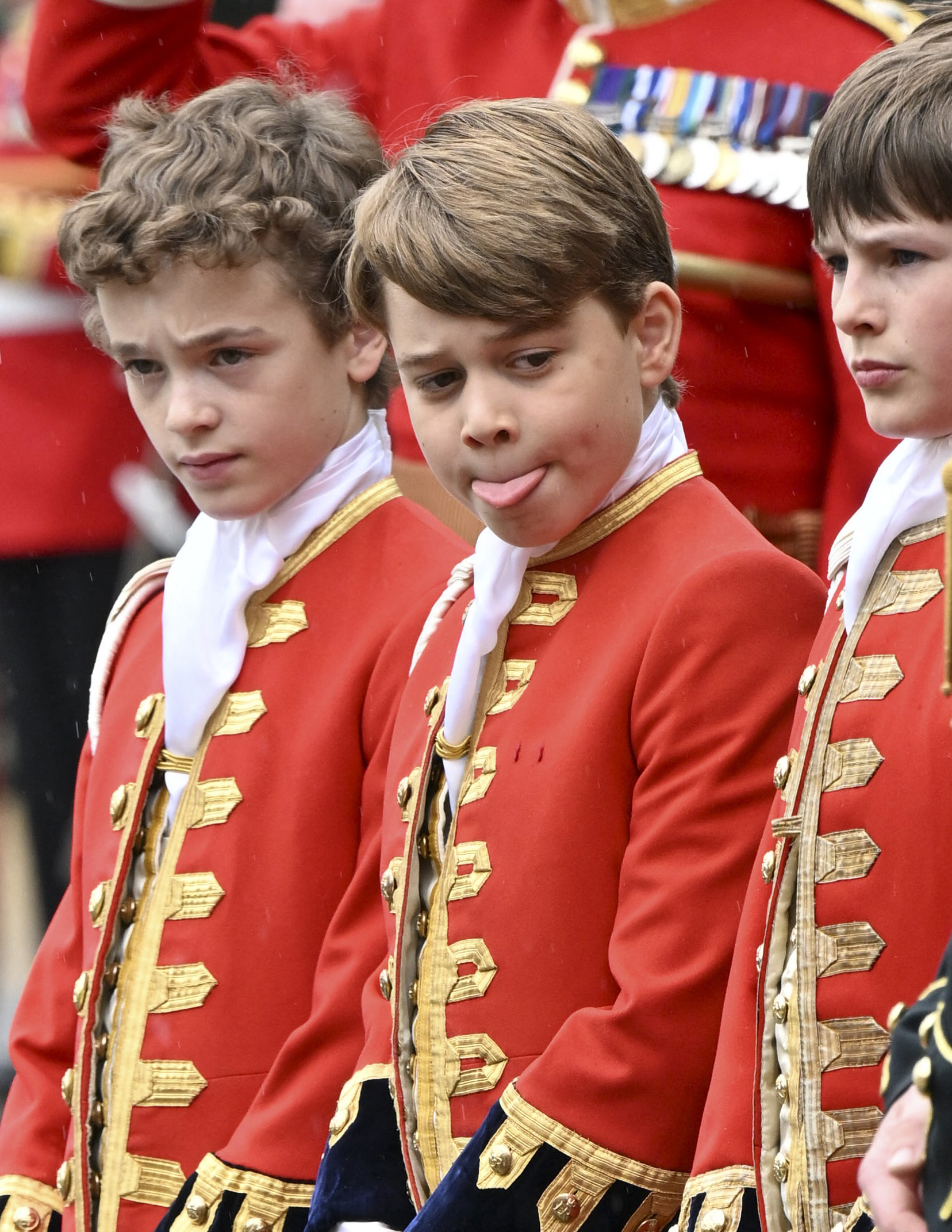 Ehrenpagen Ralph Tollemache, Prinz George von Wales und Lord Oliver Cholmondeley im Buckingham Palace während der Krönung von König Charles III. in London im Jahr 2023 | Quelle: Getty Images