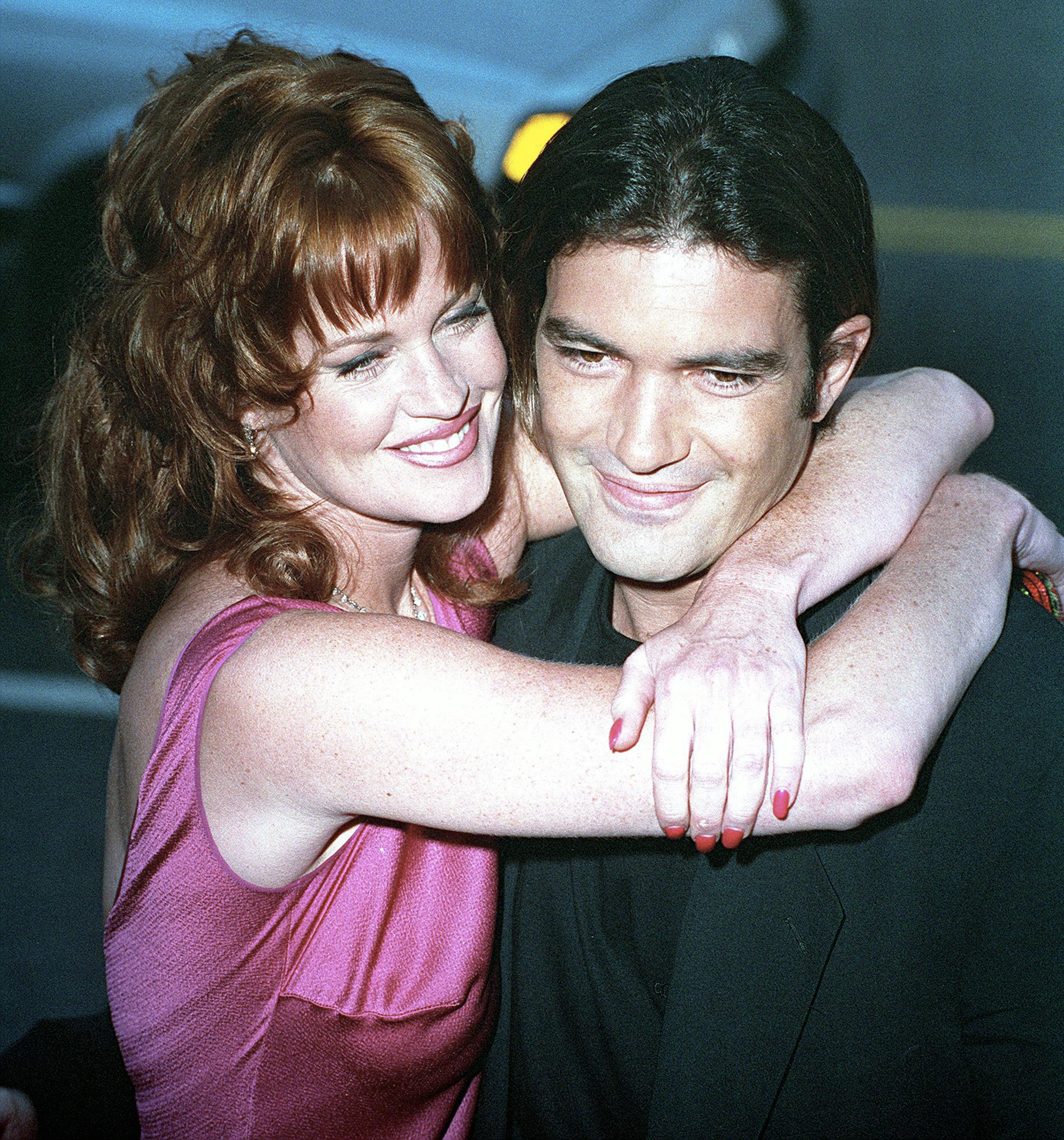 Melanie Griffith und Antonio Banderas bei der Premiere von "Desperado" am 21. August 1995 in Los Angeles, Kalifornien. | Quelle: Getty Images