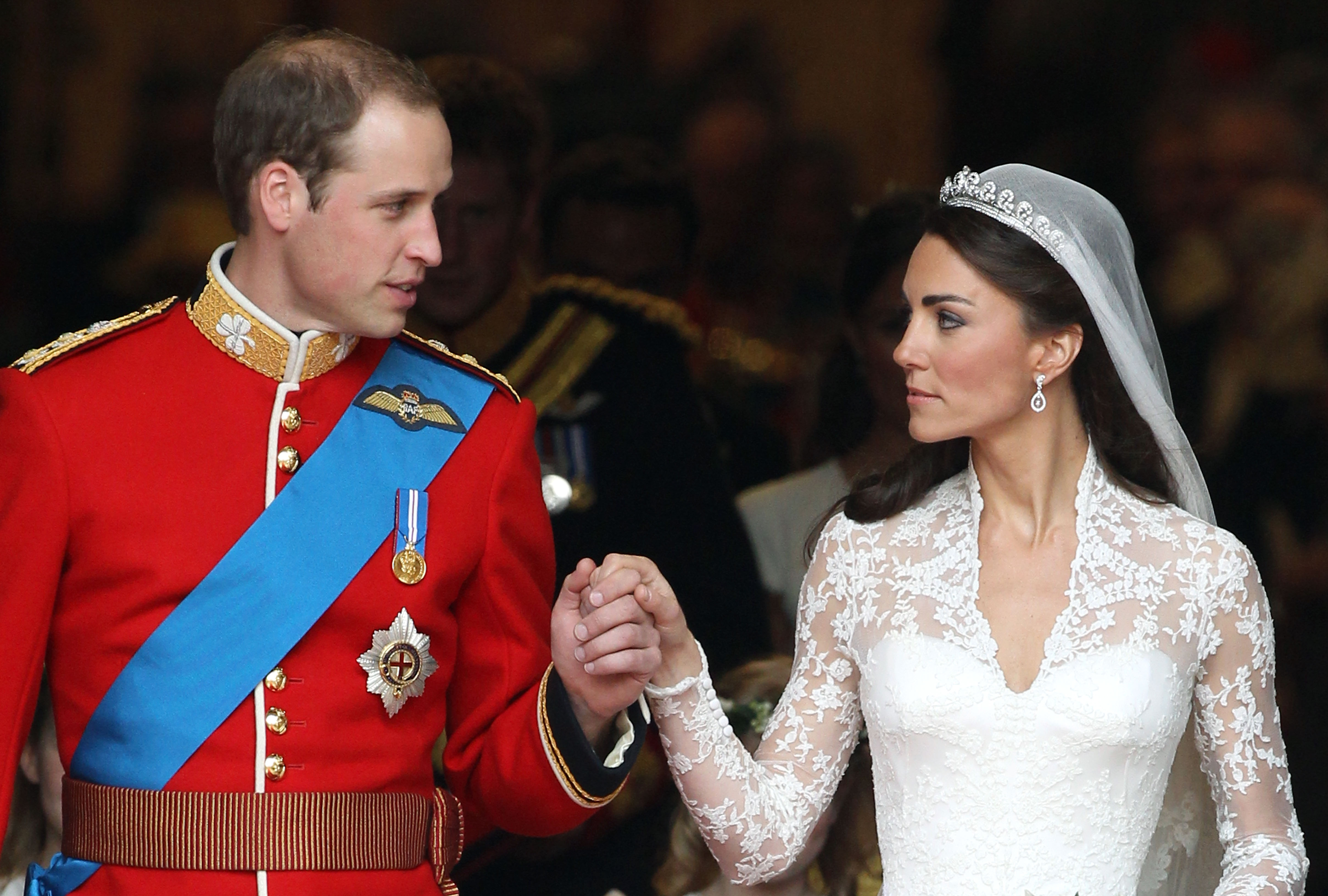 Catherine, Herzogin von Cambridge, und Prinz William lächeln nach ihrer Hochzeit in der Westminster Abbey in London, England, am 29. April 2011 | Quelle: Getty Images