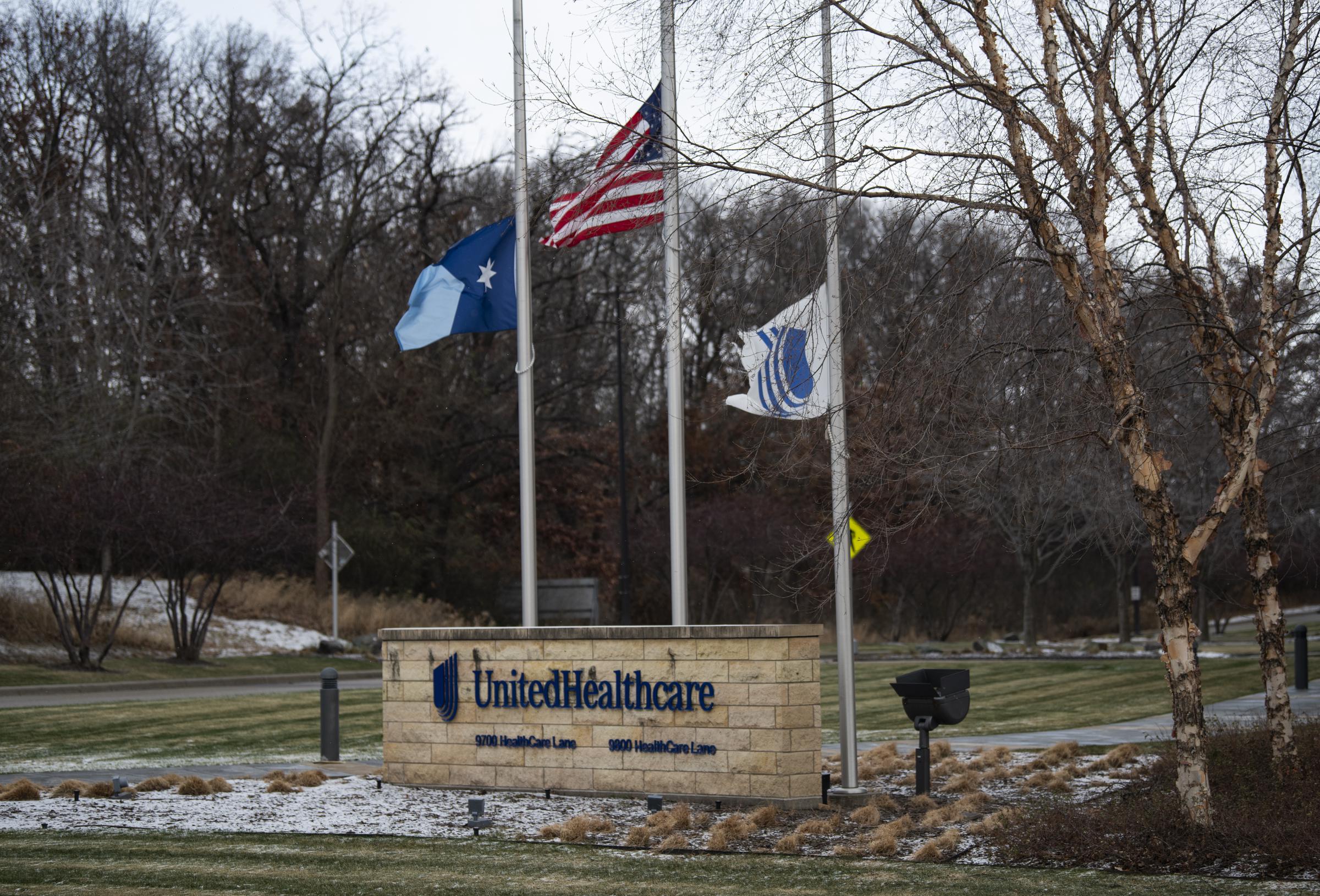 Vor dem Hauptsitz von UnitedHealthcare in Minnetonka, Minnesota, wehen nach dem Tod von CEO Brian Thompson am 4. Dezember 2024 die Fahnen auf Halbmast: Getty Images