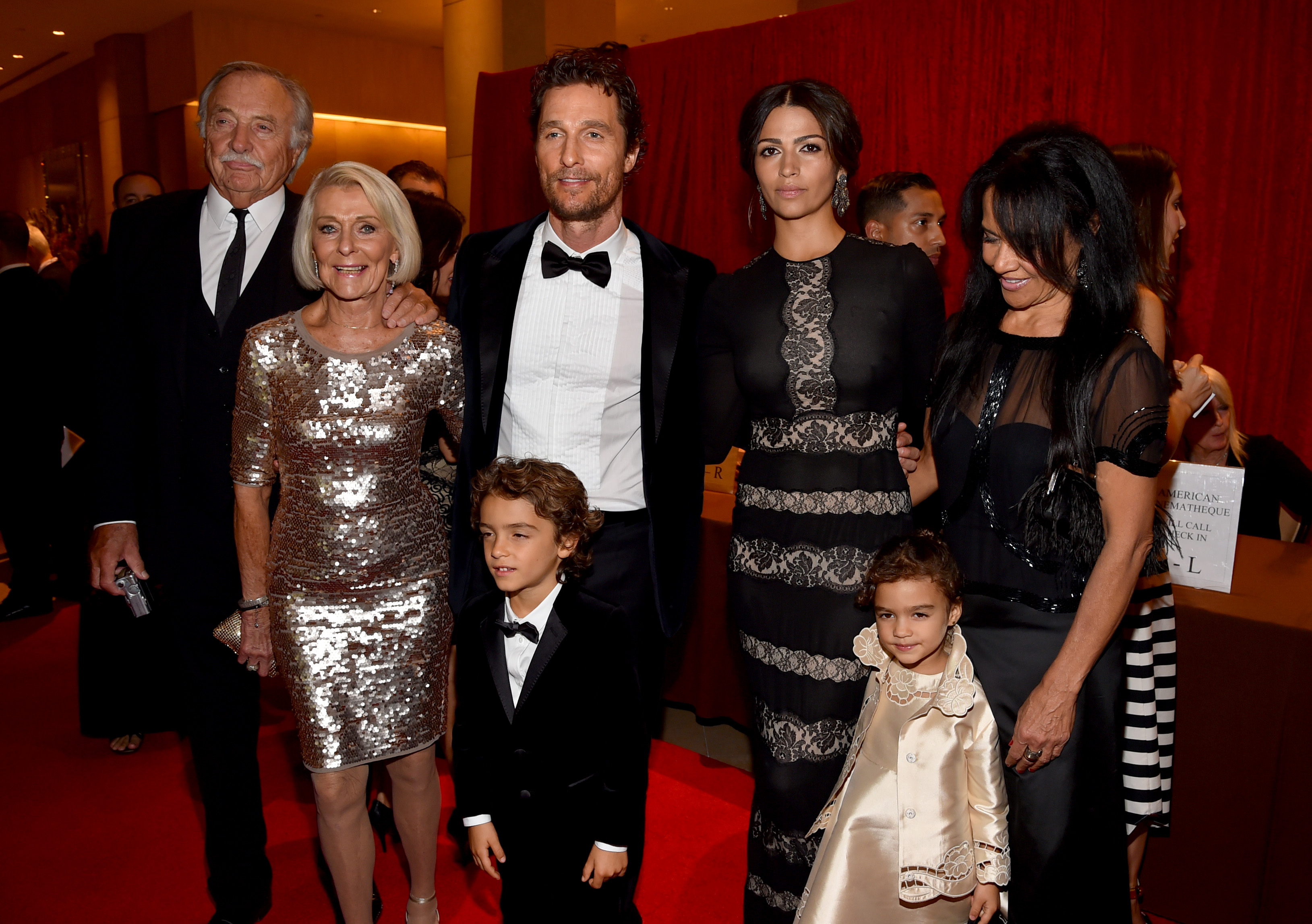 Matthew McConaughey mit C.J. Carlig, Kay, Levi, Camila Alves, Vida und Fatima Alves bei der Verleihung des 28. American Cinematheque Award an Matthew McConaughey im The Beverly Hilton Hotel in Beverly Hills, Kalifornien, am 21. Oktober 2014 | Quelle: Getty Images