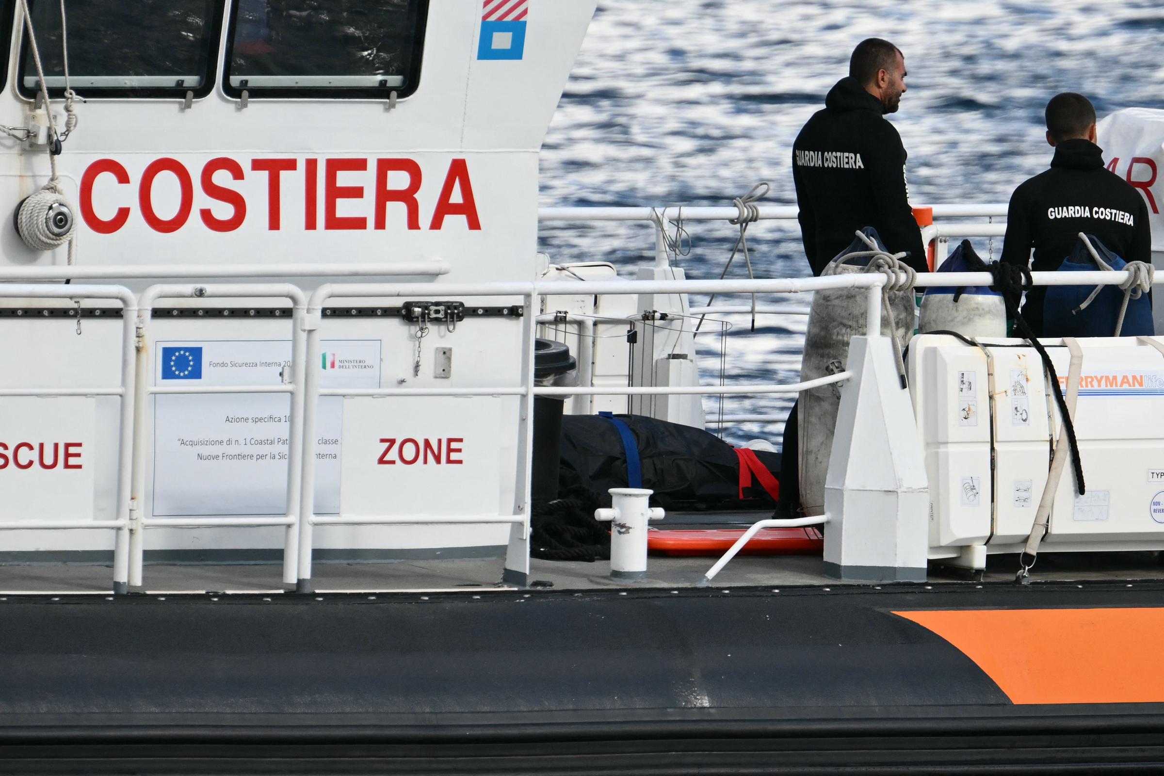 Taucher der Vigili del Fuoco tragen einen Leichensack vom Boot vor Porticello bei Palermo, am 21. August 2024 | Quelle: Getty Images