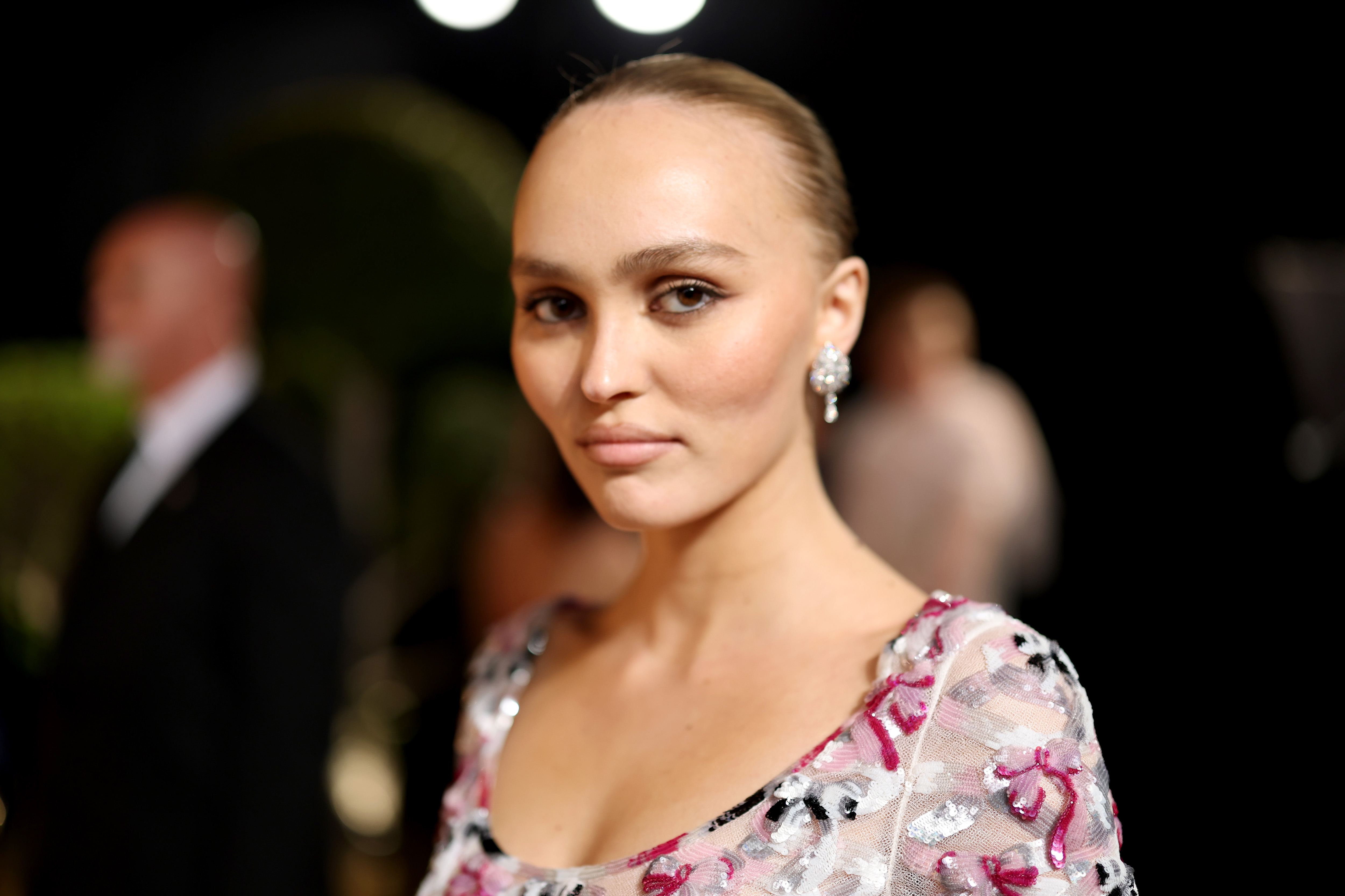 Lily-Rose Depp nimmt am 2. März an der Vanity Fair-Oscar-Party 2025 in Beverly Hills teil. Sie hat bereits darüber gesprochen, dass sie Online-Kritik meidet und die Meinungen von Familie und Freunden höher schätzt als die von Fremden. | Quelle: Getty Images