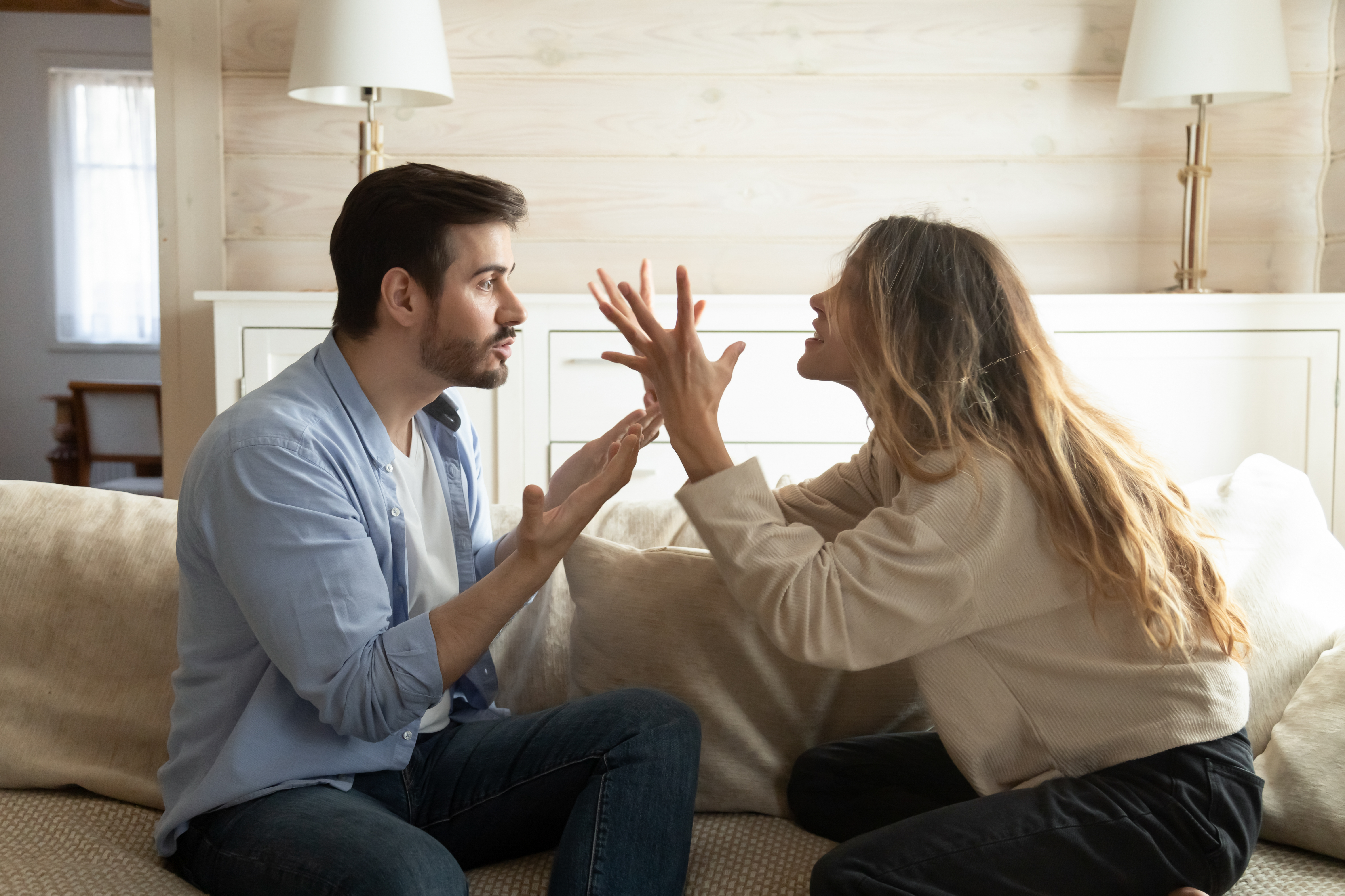 Ein Foto von einem Paar, das sich im Wohnzimmer streitet | Quelle: Shutterstock