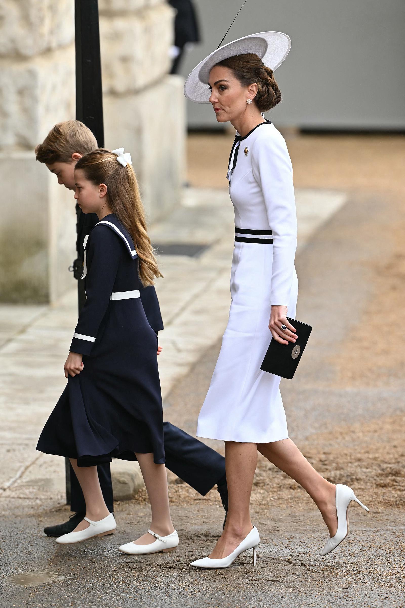 Prinzessin von Wales, Catherine, kommt vor der "Trooping the Colour"-Parade zum Geburtstag des Königs am 15. Juni 2024 in London am Buckingham Palast an: Getty Images