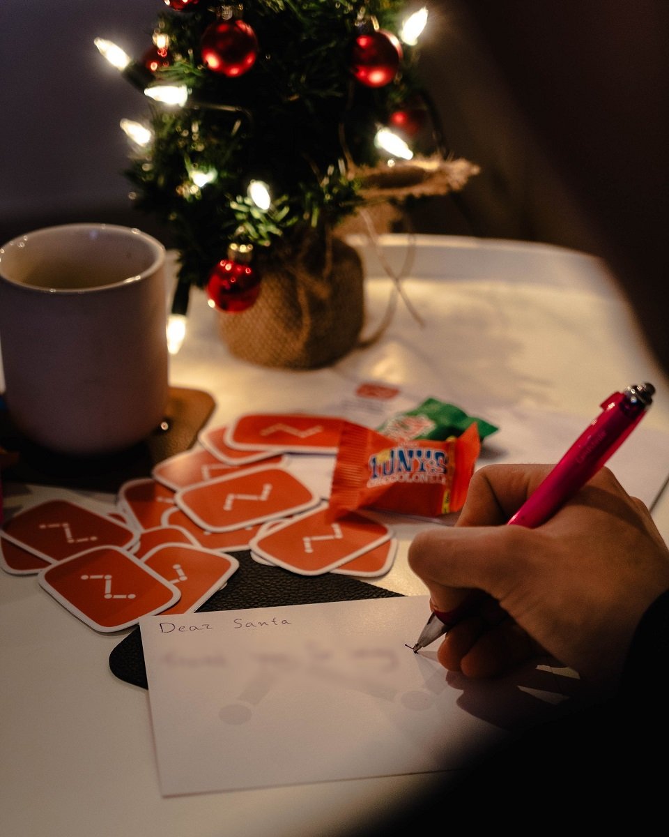 Sie setzte sich hin, um einen neuen Brief für den Weihnachtsmann zu schreiben. | Quelle: Unsplash