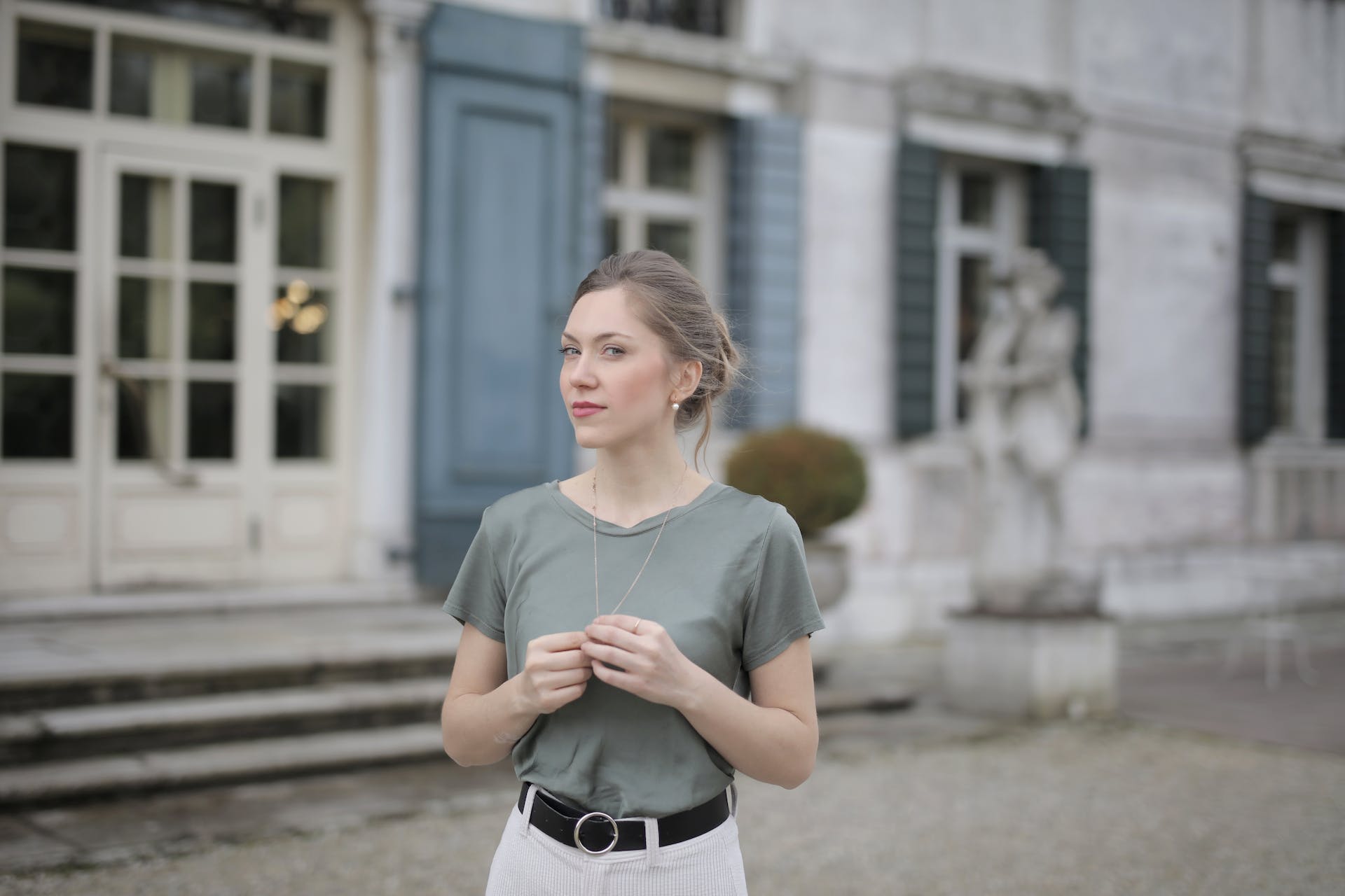 Eine junge Frau in einem grauen Hemd, die draußen steht | Quelle: Pexels