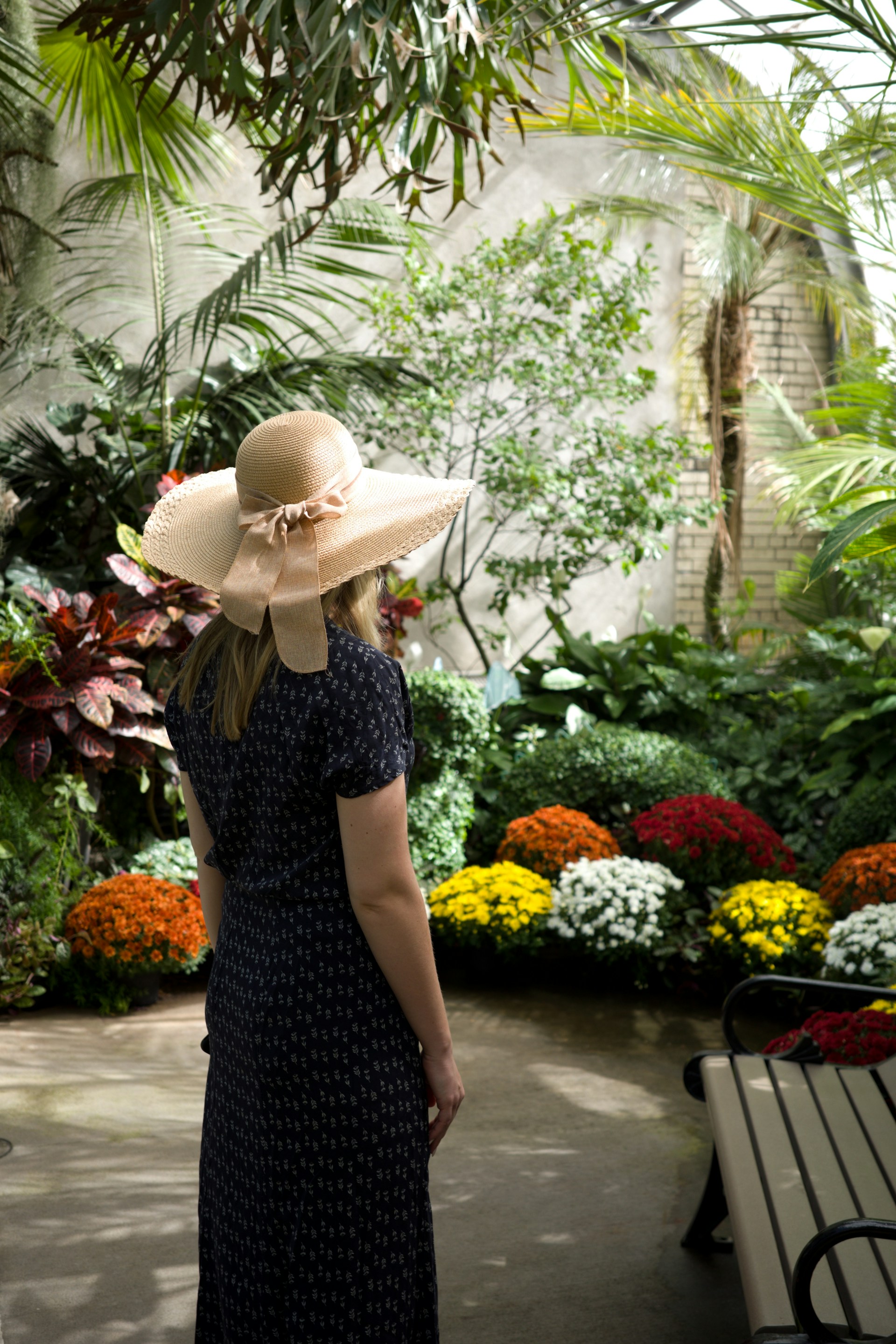 Eine Frau, die einen schönen Garten bewundert | Quelle: Unsplash