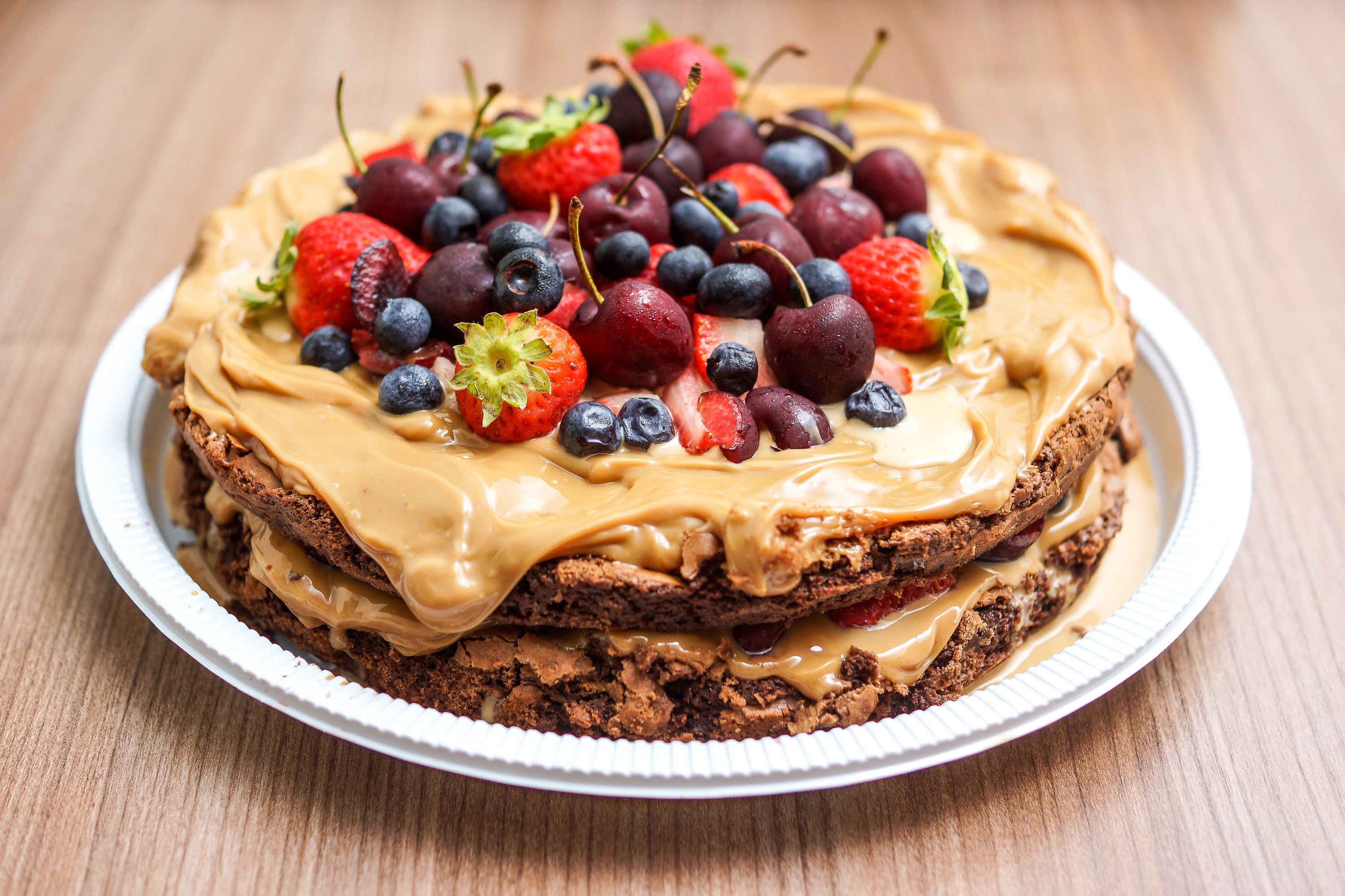 Ein Kuchen mit Obstgarnitur | Quelle: Pexels
