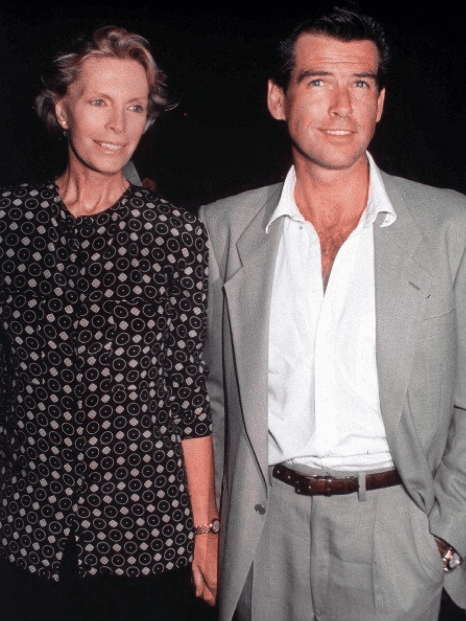 Pierce Brosnan mit seiner Frau, der Schauspielerin Cassandra Harris, circa 1990. | Quelle: Getty Images