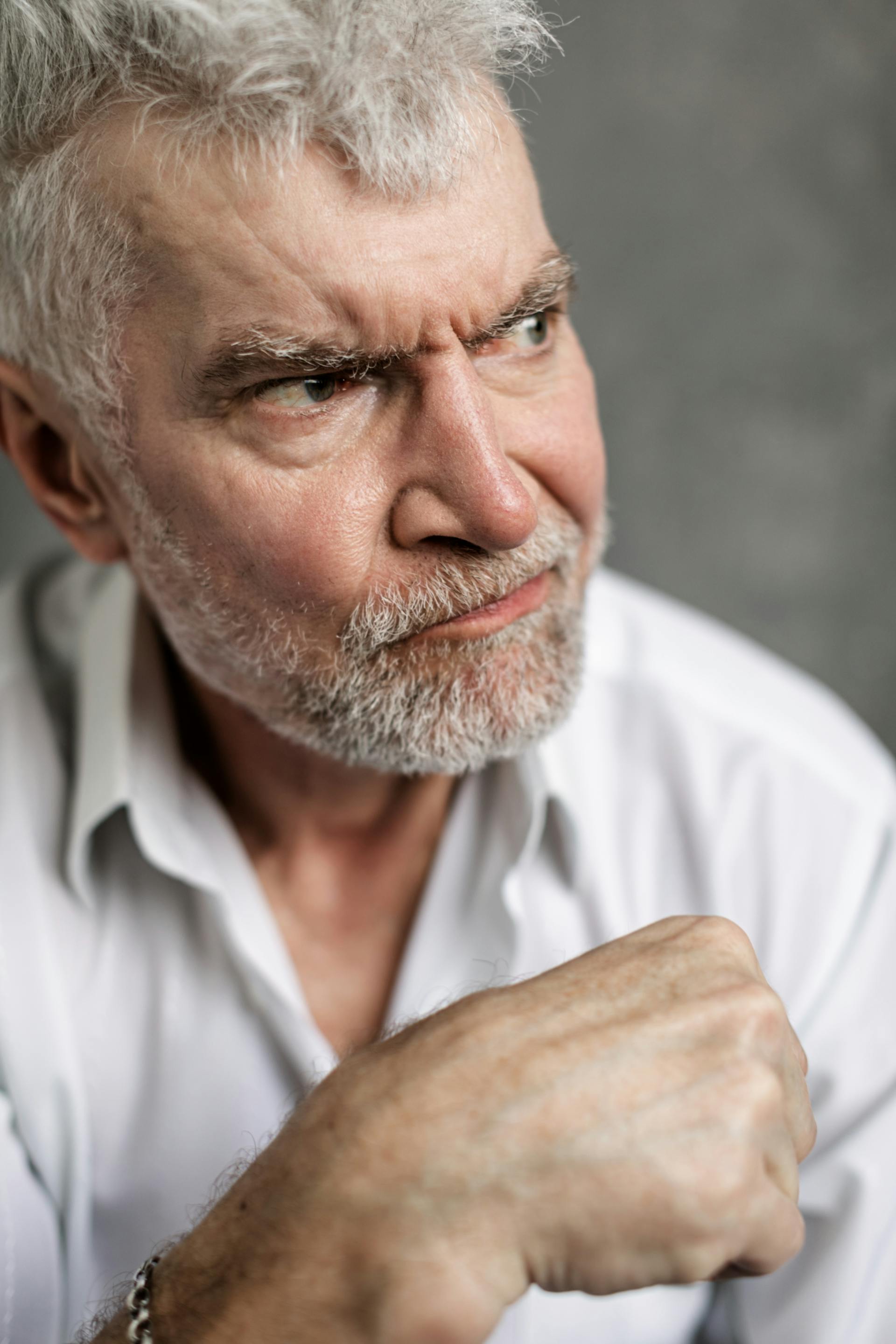 Ein mürrisch aussehender Mann | Quelle: Pexels