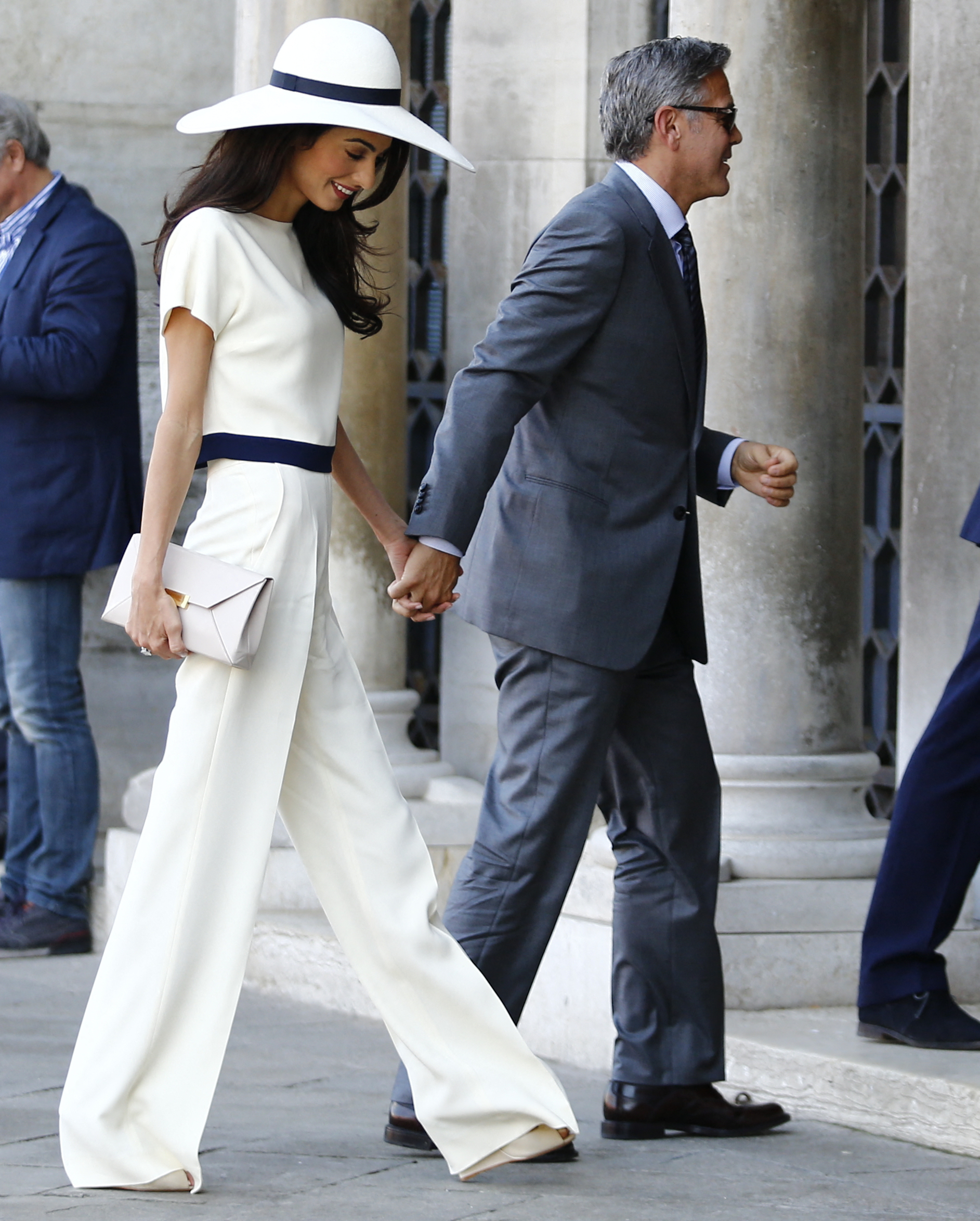 Amal und George Clooney kommen am 29. September 2014 im Palazzo Ca Farsetti in Venedig an, um ihre Hochzeit standesamtlich zu vollziehen | Quelle: Getty Images