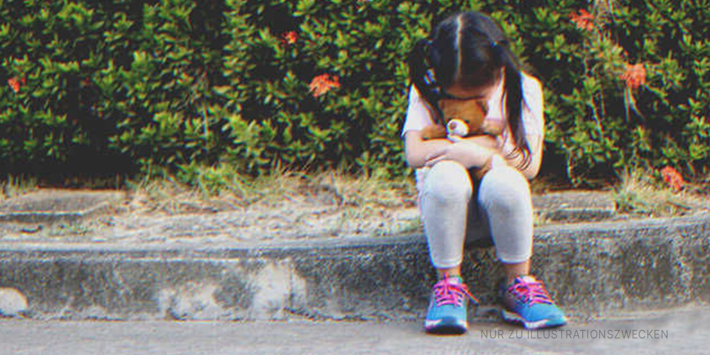 Trauriges kleines Mädchen am Straßenrand | Quelle: Shutterstock