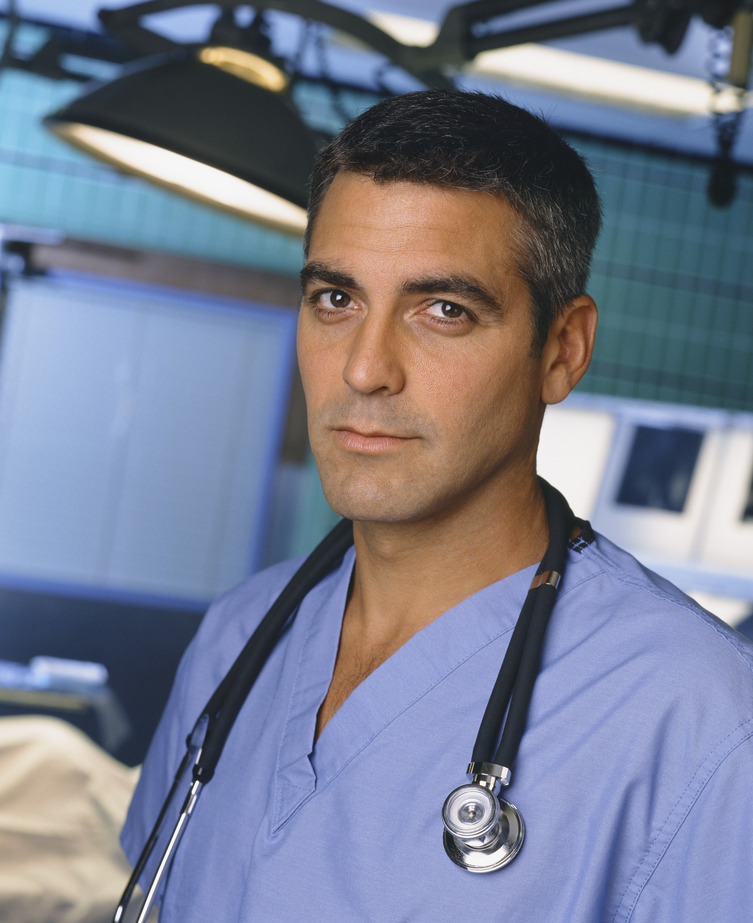 George Clooney als Doktor Doug Ross am Set von "ER" | Quelle: Getty Images