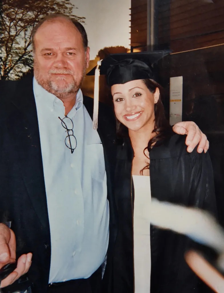 Ein altes Familienfoto zeigt Meghan Markle, wie sie gemeinsam mit ihrem Vater, Thomas Markle Sr., ihren Abschluss feiert – Jahre bevor ihre Beziehung zerbrach. Früher waren Vater und Tochter bei wichtigen Meilensteinen noch gemeinsam lächelnd zu sehen, doch seit 2018 haben sie keinen Kontakt mehr. | Quelle: The Sun / Collect