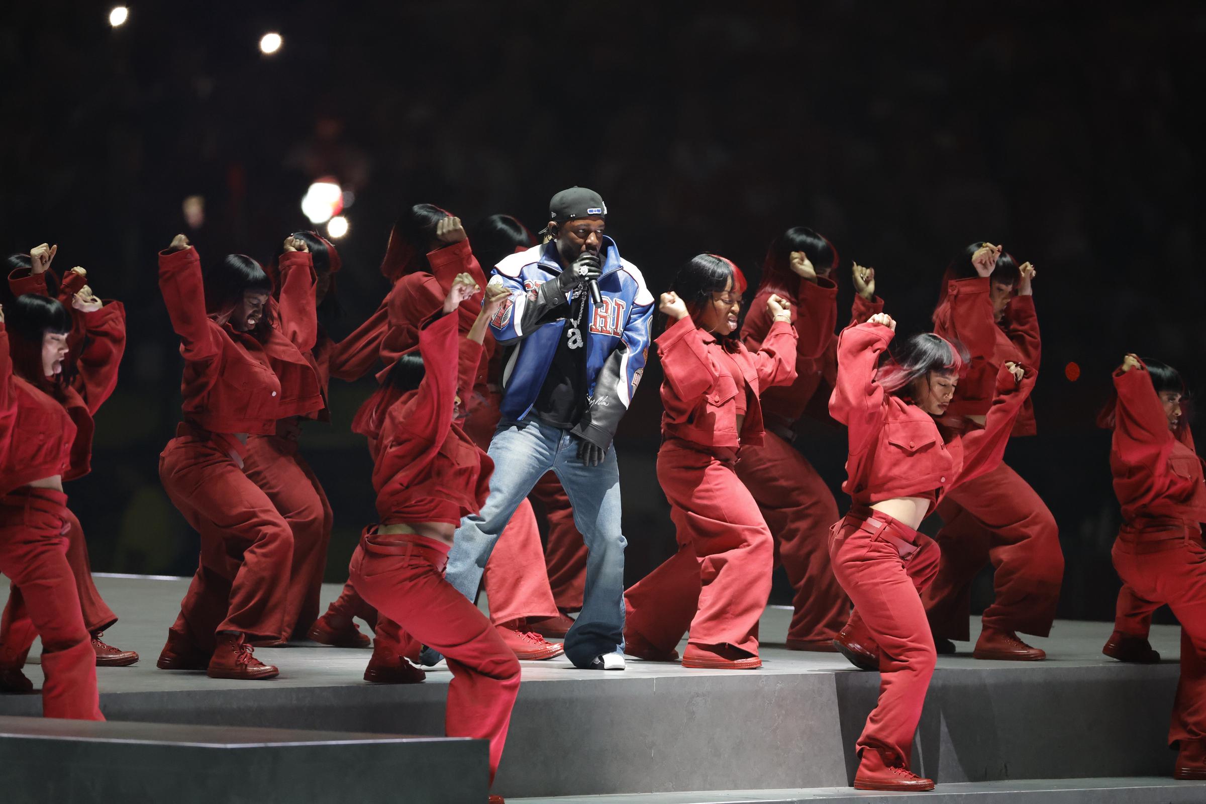 Kendrick Lamar und einige seiner Tänzerinnen auf der Bühne bei der Super Bowl LIX Halftime Show am 9. Februar 2025 in New Orleans, Louisiana. | Quelle: Getty Images