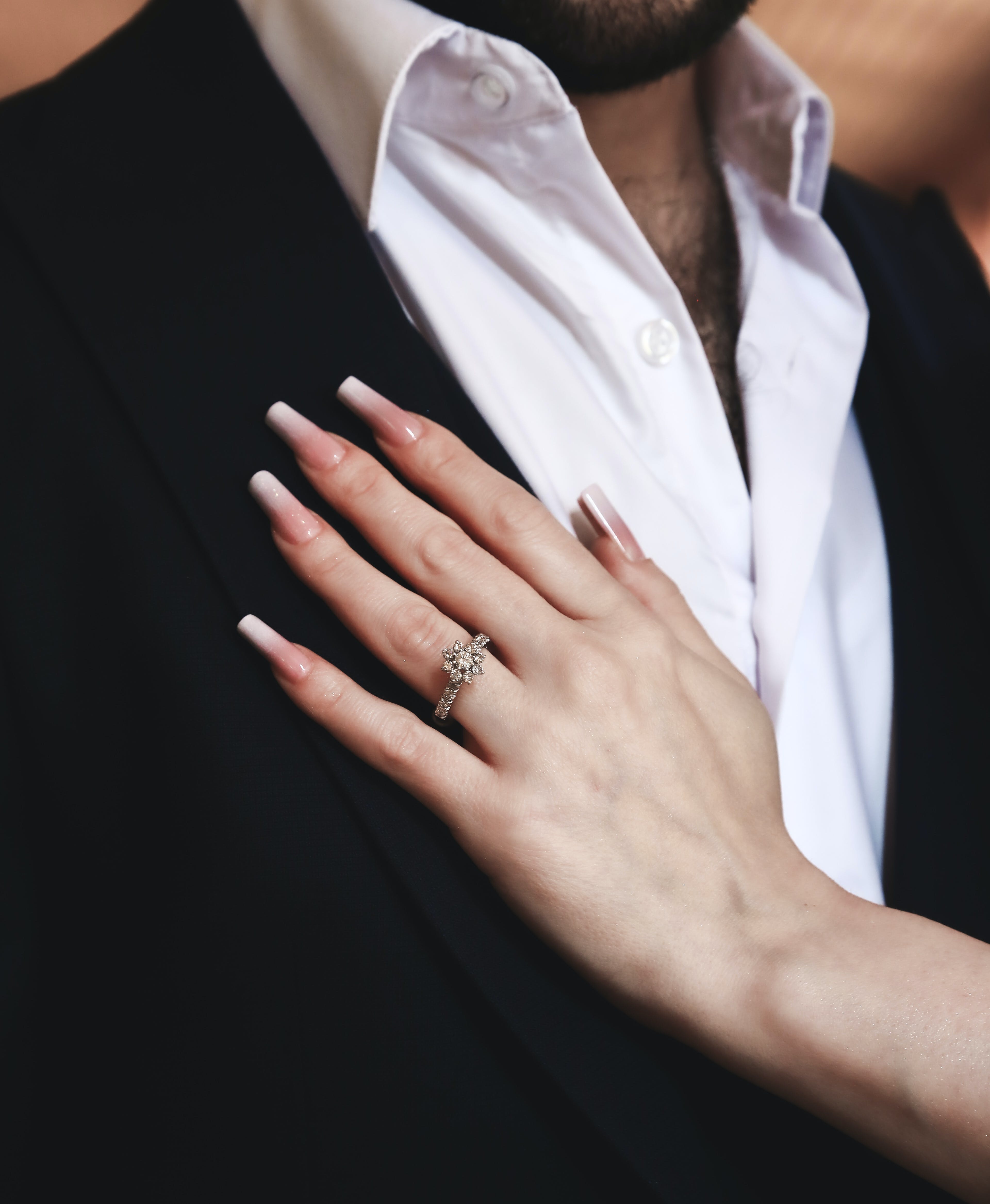 Eine Frau, die ihre Hand auf die Brust eines Mannes legt | Quelle: Pexels