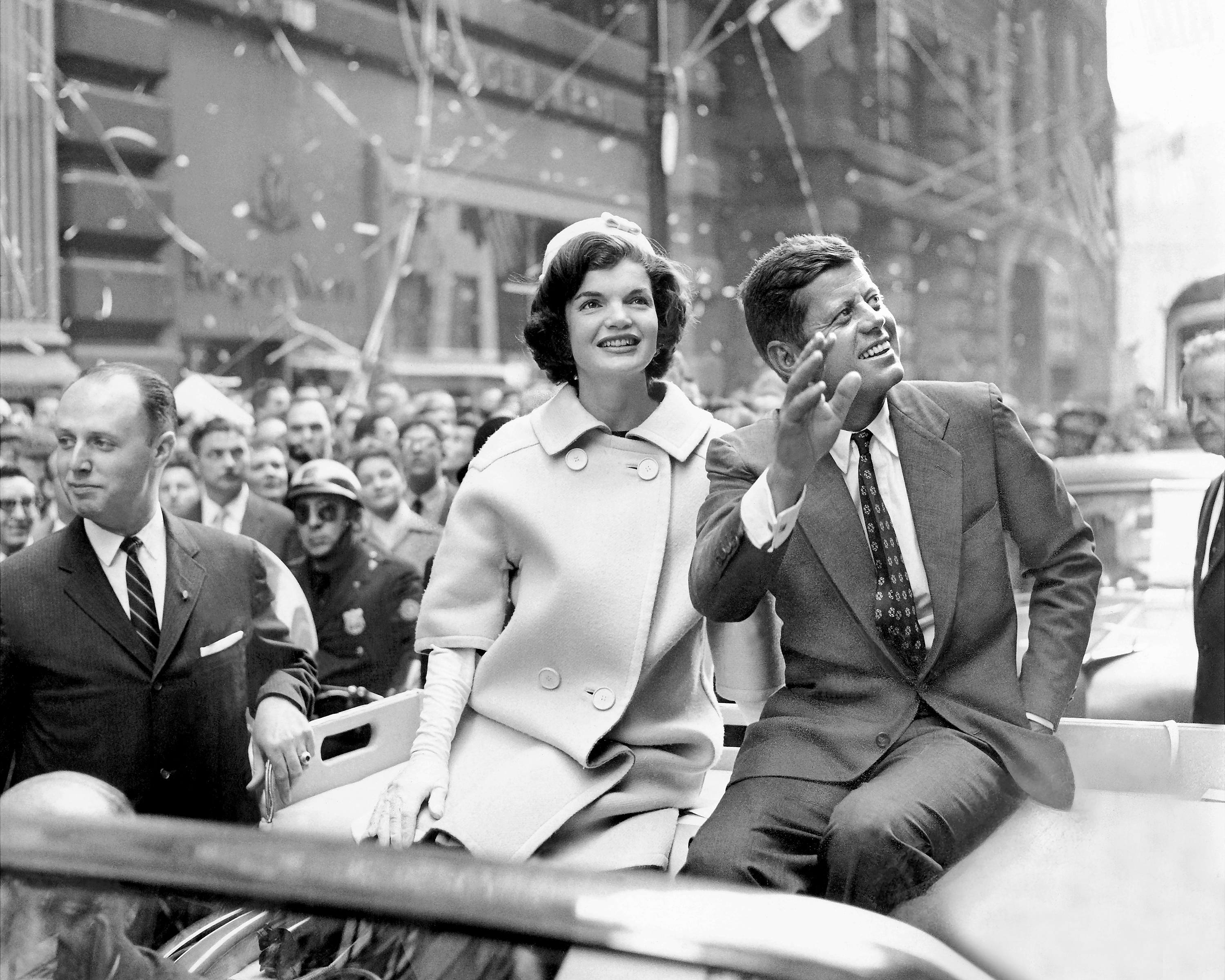 Jacqueline und John F. Kennedy während einer Parade im Jahr 1960. | Quelle: Getty Images