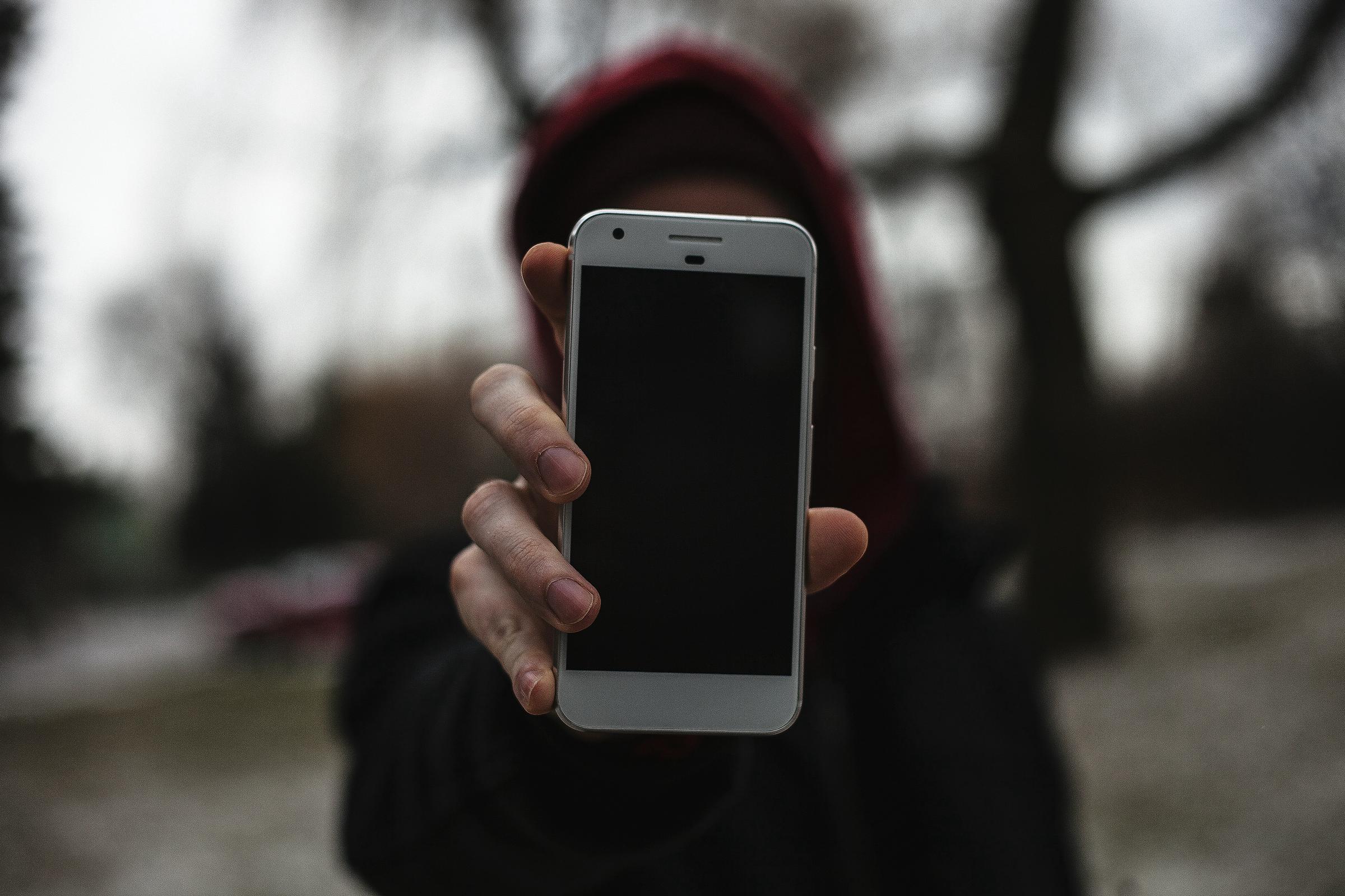 Eine Frau hält ein Telefon in der Hand | Quelle: Unsplash