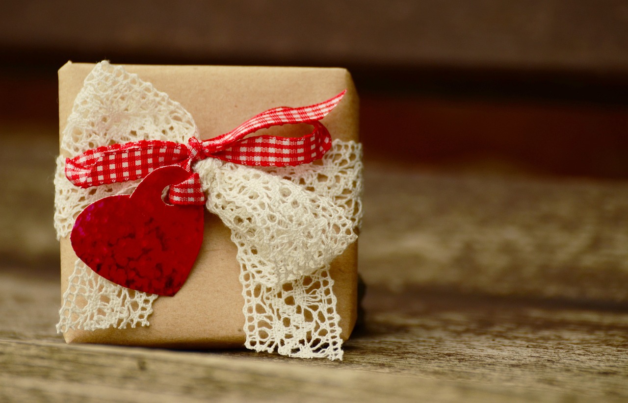 Ein Geburtstagsgeschenk mit einem Herz und einer Schleife verziert | Quelle: Pixabay