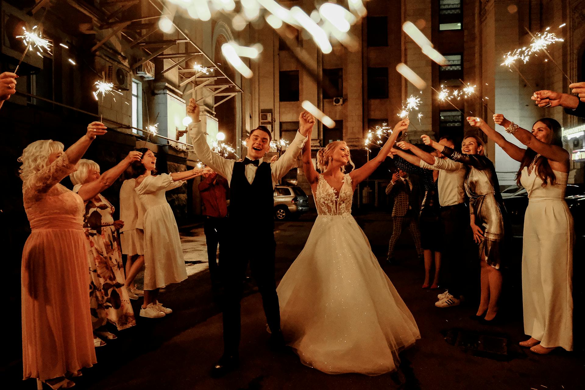 Ein glückliches Paar, das seine Hochzeit mit Freunden und Familie feiert | Quelle: Pexels
