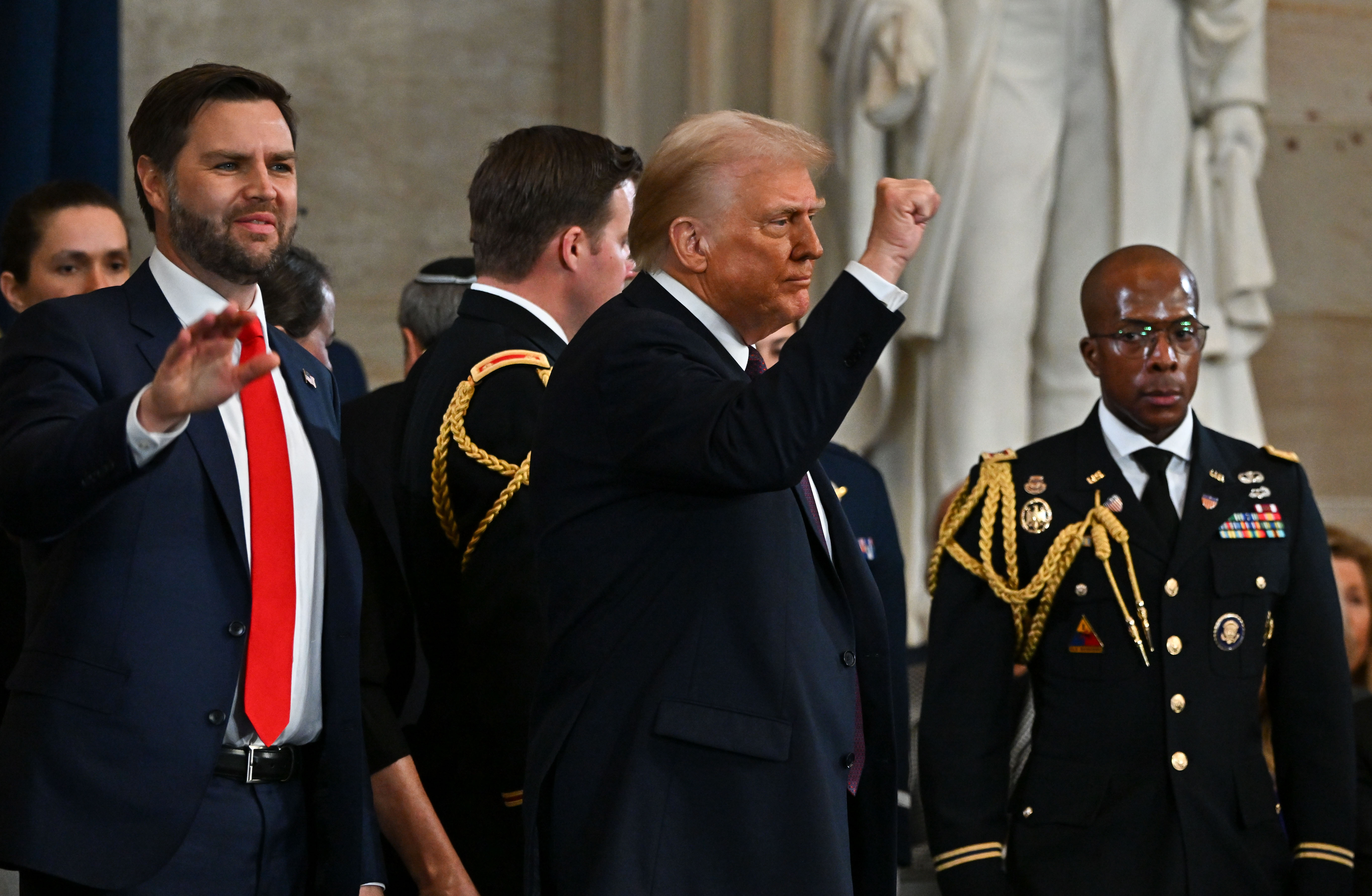 Der frisch vereidigte Präsident Donald Trump und Vizepräsident JD Vance reagieren am Ende der 60. Amtseinführungszeremonie am 20. Januar 2025 | Quelle: Getty Images