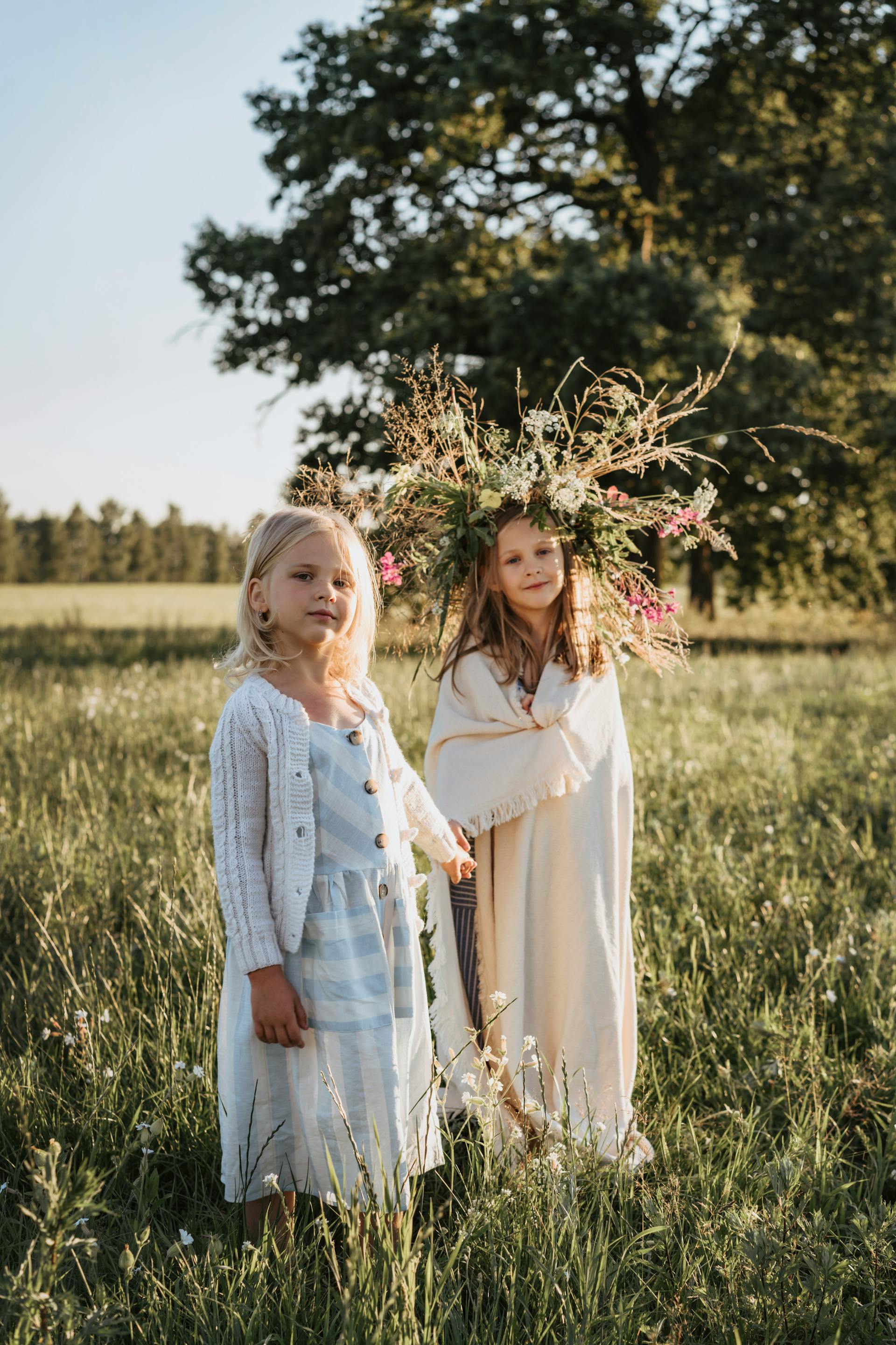 Zwei kleine Mädchen im Freien | Quelle: Pexels