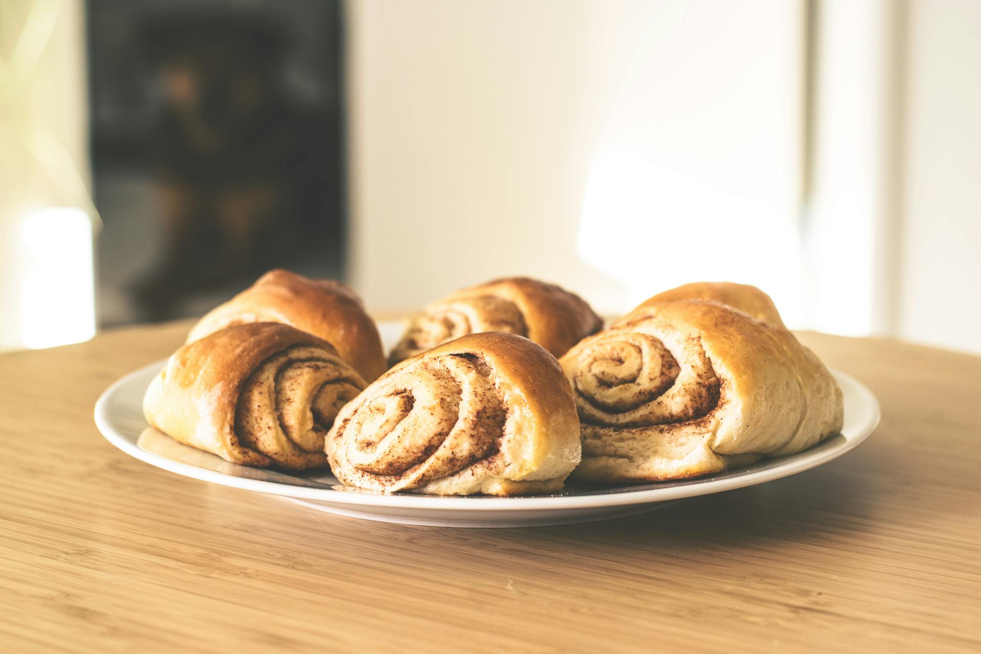 Ein Teller mit Zimtschnecken | Quelle: Pexels