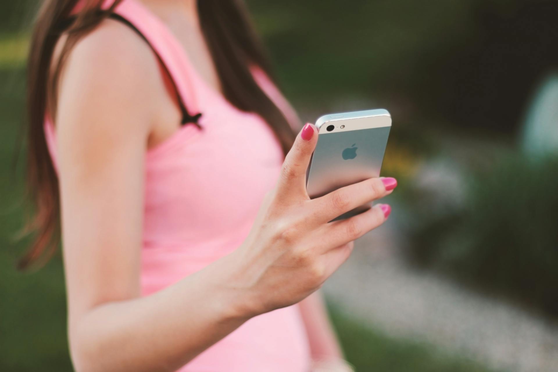 Eine junge Frau hält ihr Handy in der Hand | Quelle: Pexels