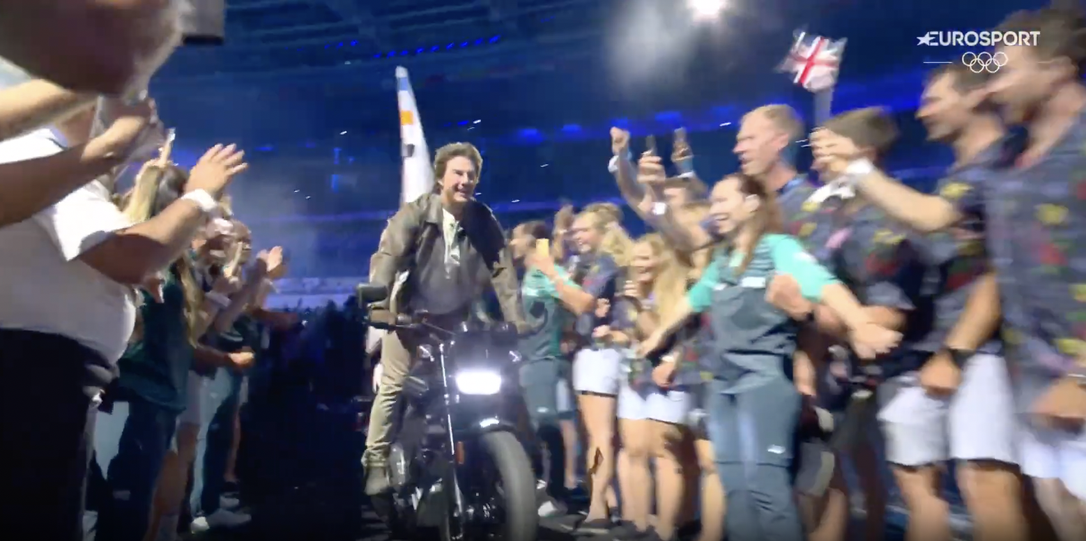 Tom Cruise beim Verlassen des Stadions mit der olympischen Flagge, aufgenommen am 12. August 2024 | Quelle: YouTube/Eurosport