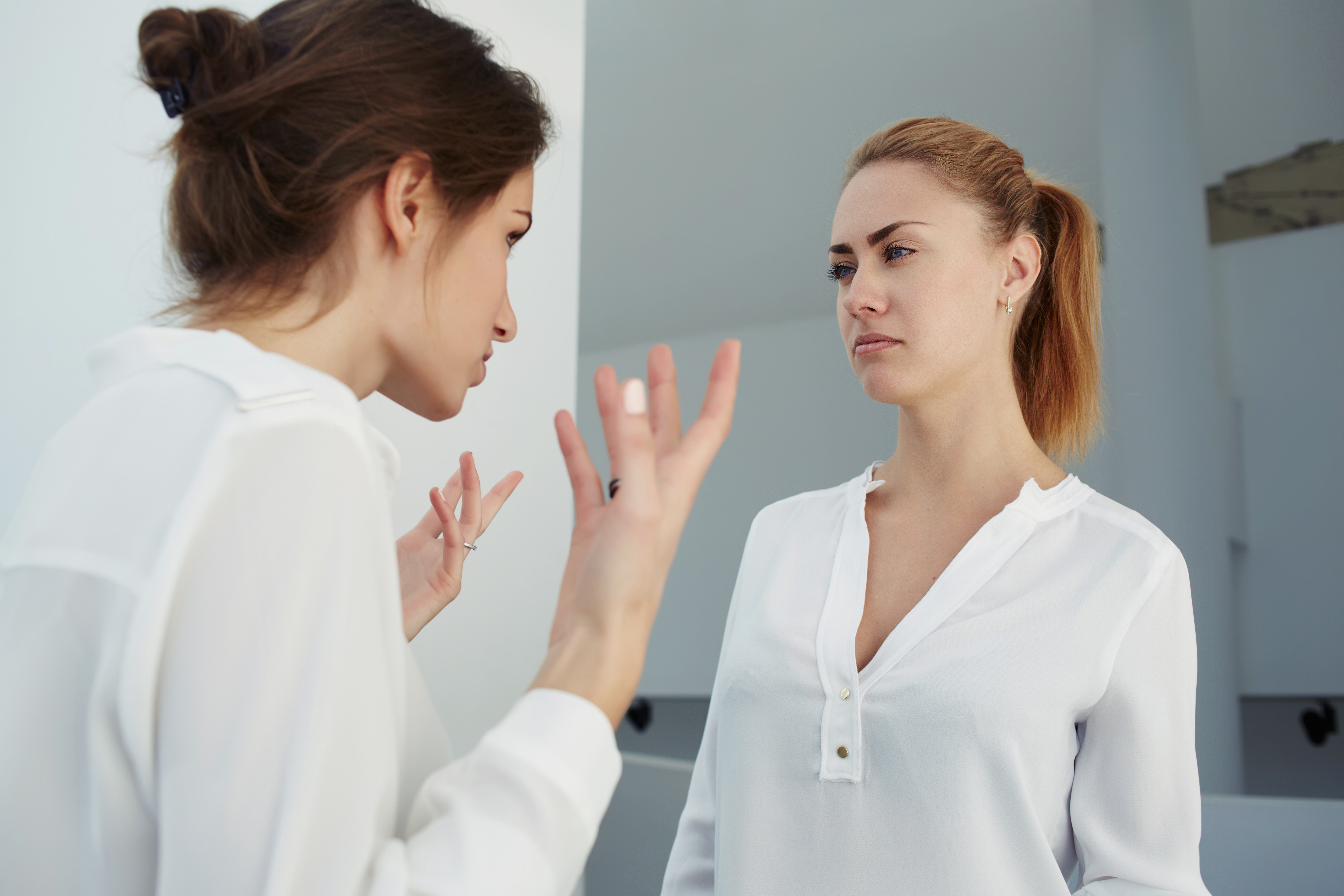 Zwei streitende Frauen | Quelle: Shutterstock