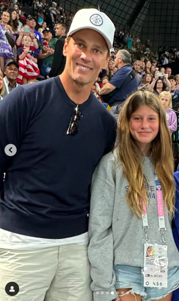 Tom und Vivian Brady posieren für ein Foto bei den Olympischen Spielen in Paris, gepostet am 8. August 2024 | Quelle: Instagram/tombrady