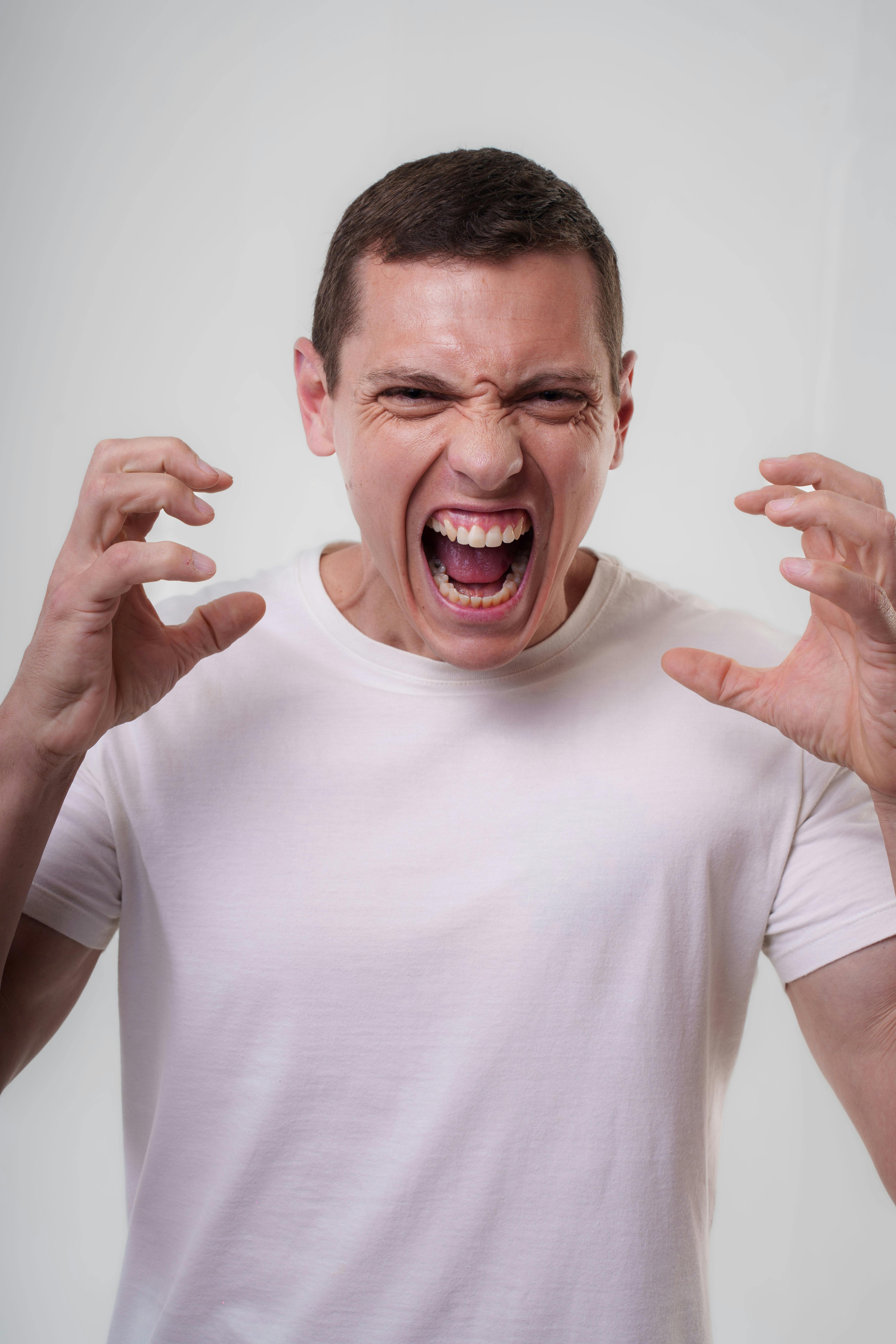 Wściekły mężczyzna krzyczący | Źródło: Pexels