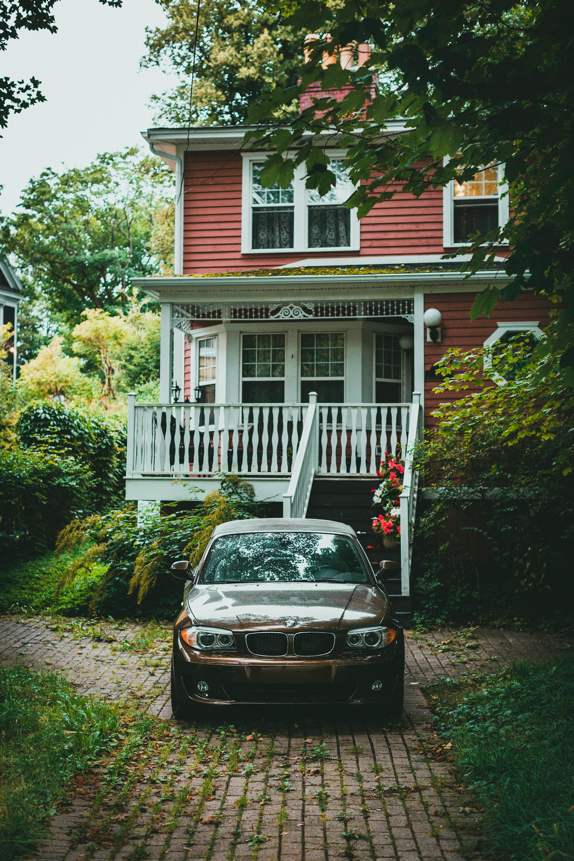 Ein Auto, das vor einem Haus geparkt ist | Quelle: Pexels