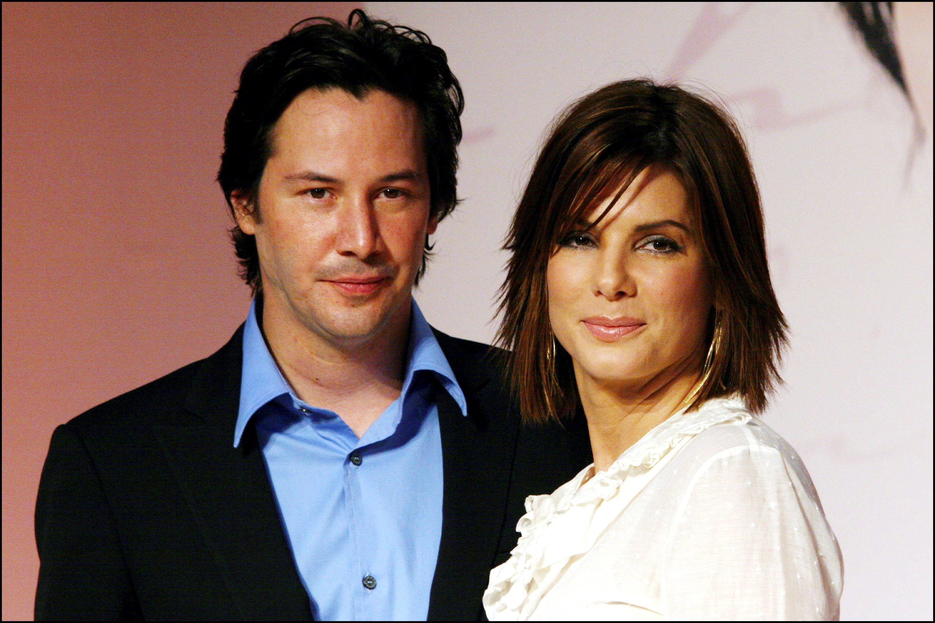 Keanu Reeves posiert mit Co-Darstellerin Sandra Bullock während einer Pressekonferenz zur Promotion des Films "The Lake House" am 5. September 2006 | Quelle: Getty Images