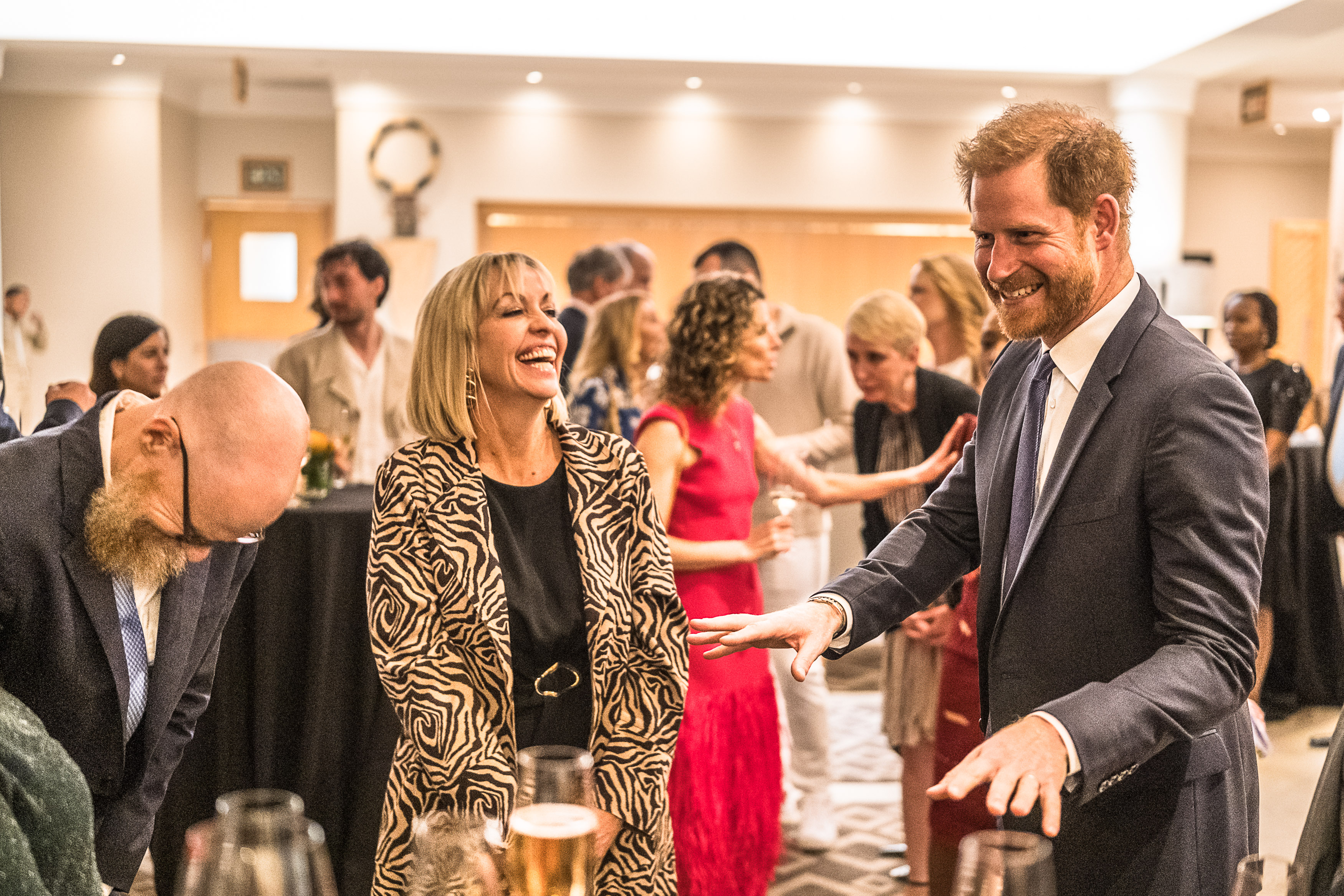 Monique Wilkinson, Business Development Manager bei Baker McKenzie, und Prinz Harry, Herzog von Sussex, nehmen an einem Sentebale-Empfang und einer Podiumsdiskussion im The Saxon Hotel in Johannesburg, Südafrika, am 3. Oktober 2024 teil | Quelle: Getty Images