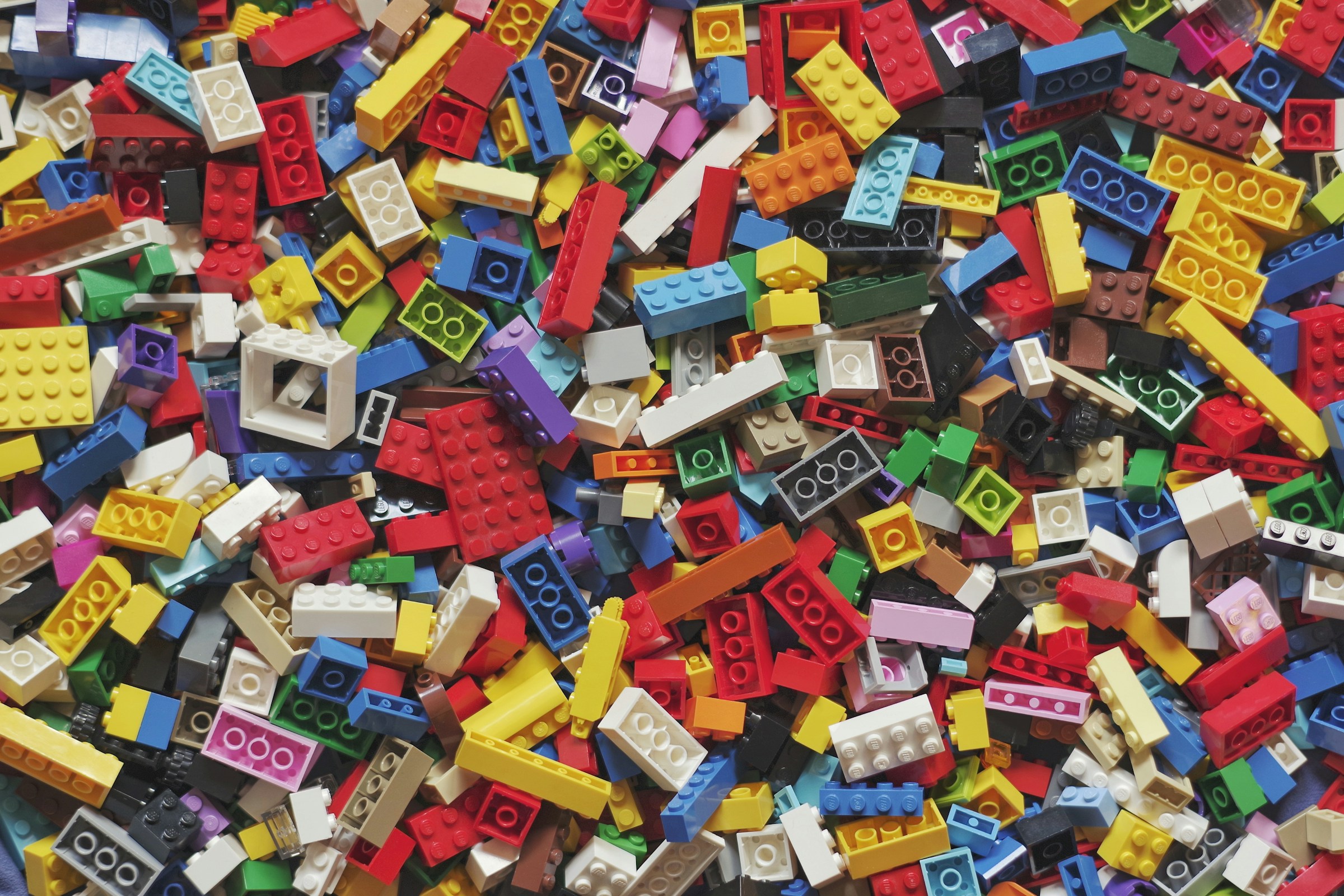 Verschiedenfarbige Legosteine | Quelle: Unsplash
