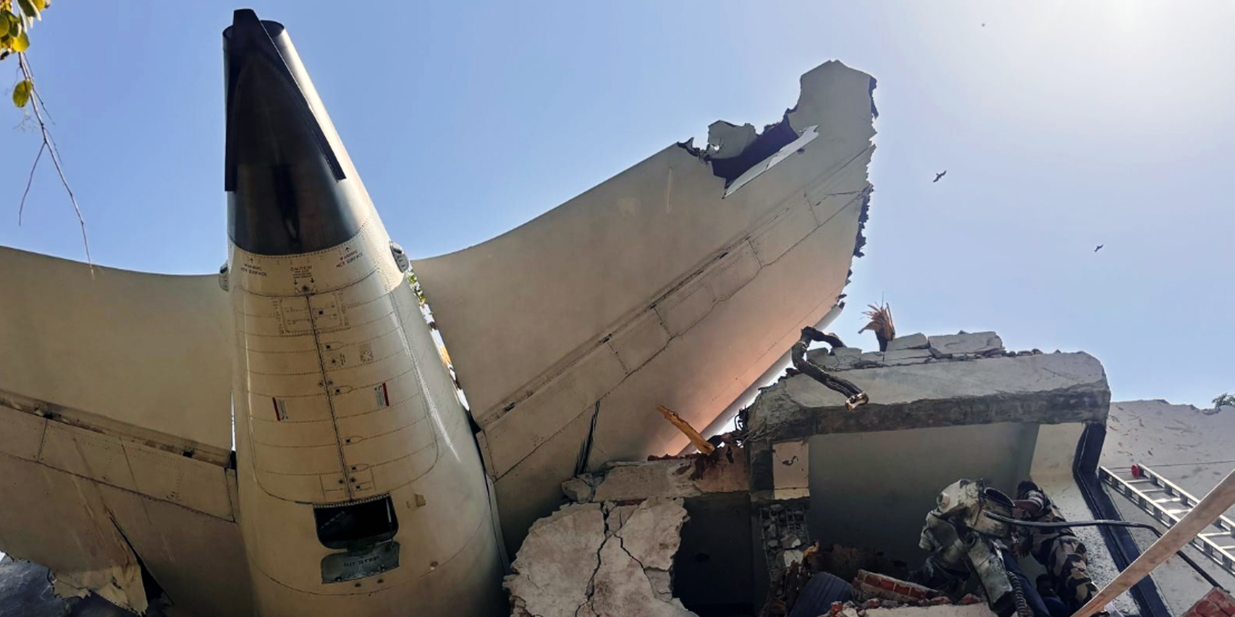 Trümmer des abgestürzten Air India Flugzeugs. | Quelle: Facebook/khaleejtimes