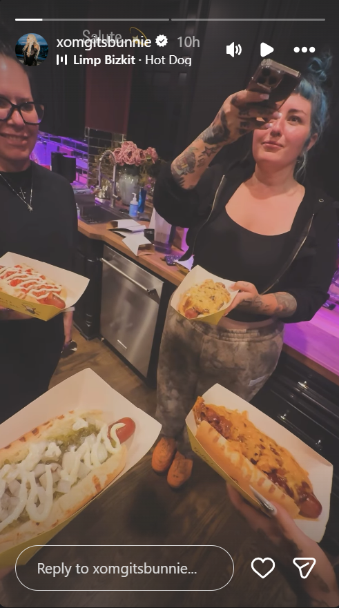Bunnie XO hat eine Instagram-Story gepostet, in der sie mit Freunden einen lustigen Hot-Dog-Toast macht. In dem Video ging es weder um Jelly Roll noch um ihre Scheidung oder die Spekulationen rund um ihre Beziehung. | Quelle: Instagram-Story/xomgitsbunnie