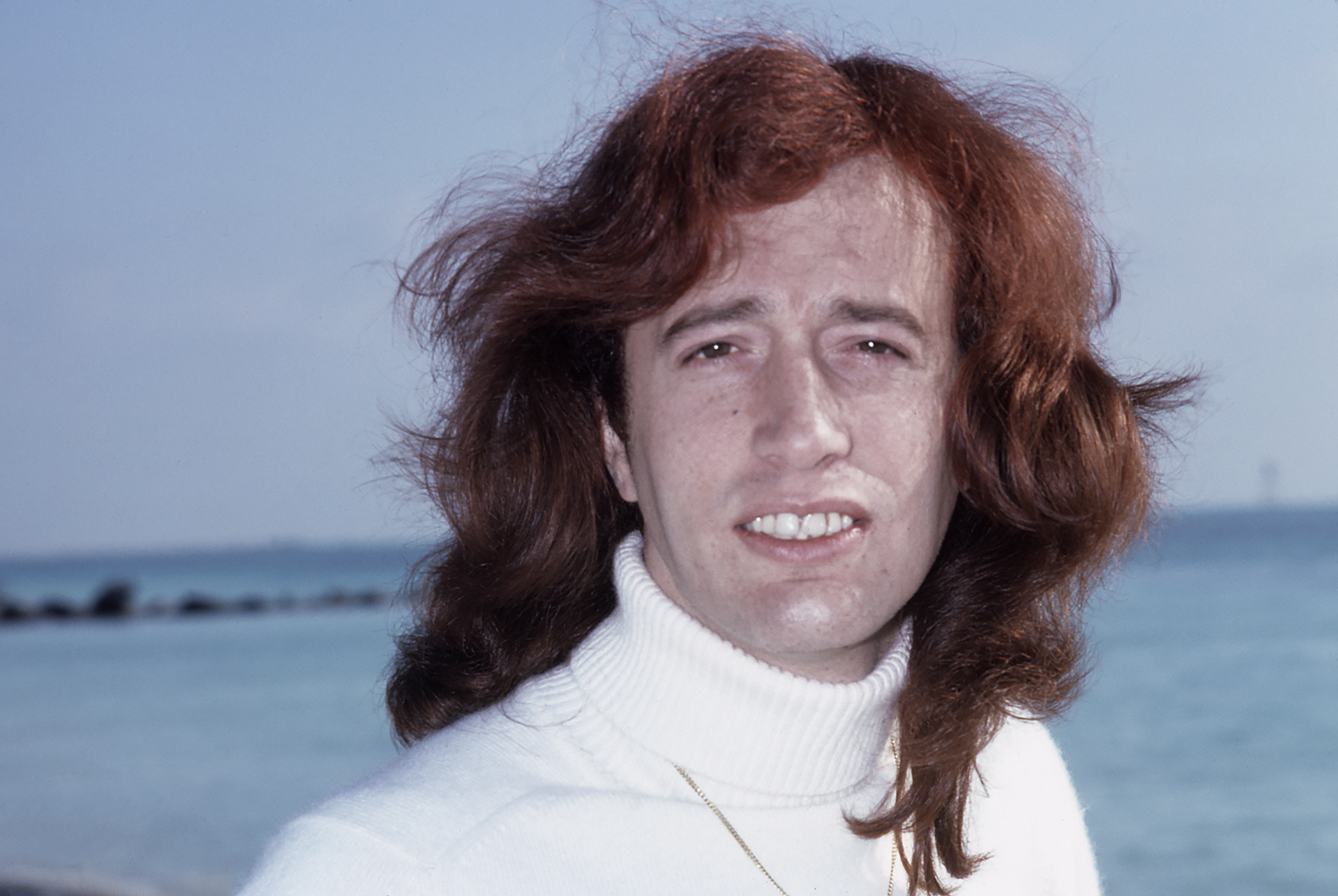 Der Musiker Robin Gibb posiert 1979 vor dem Meer in Florida | Quelle: Getty Images